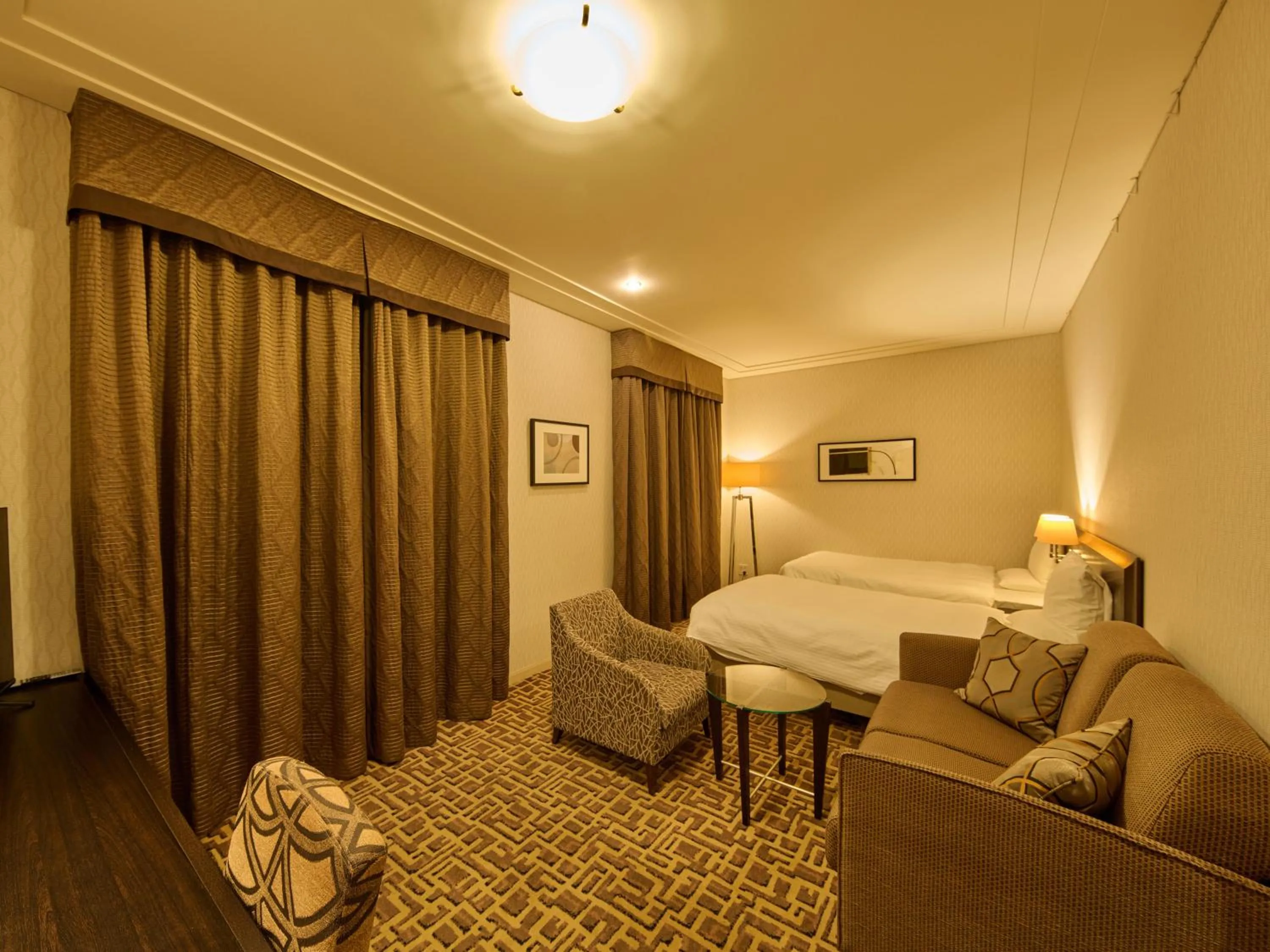 Photo of the whole room, Bed in Okura Chiba Hotel