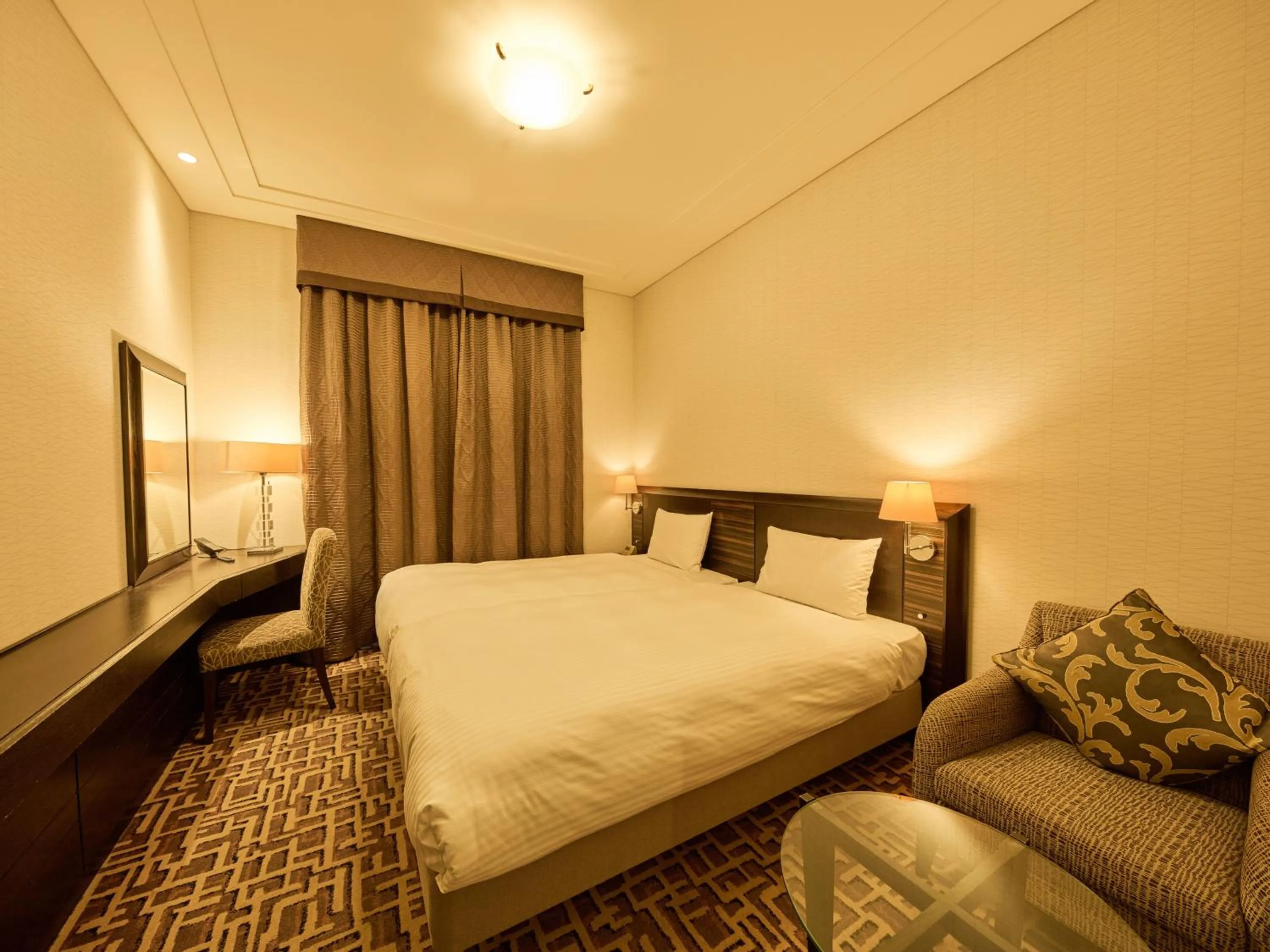 Photo of the whole room, Bed in Okura Chiba Hotel