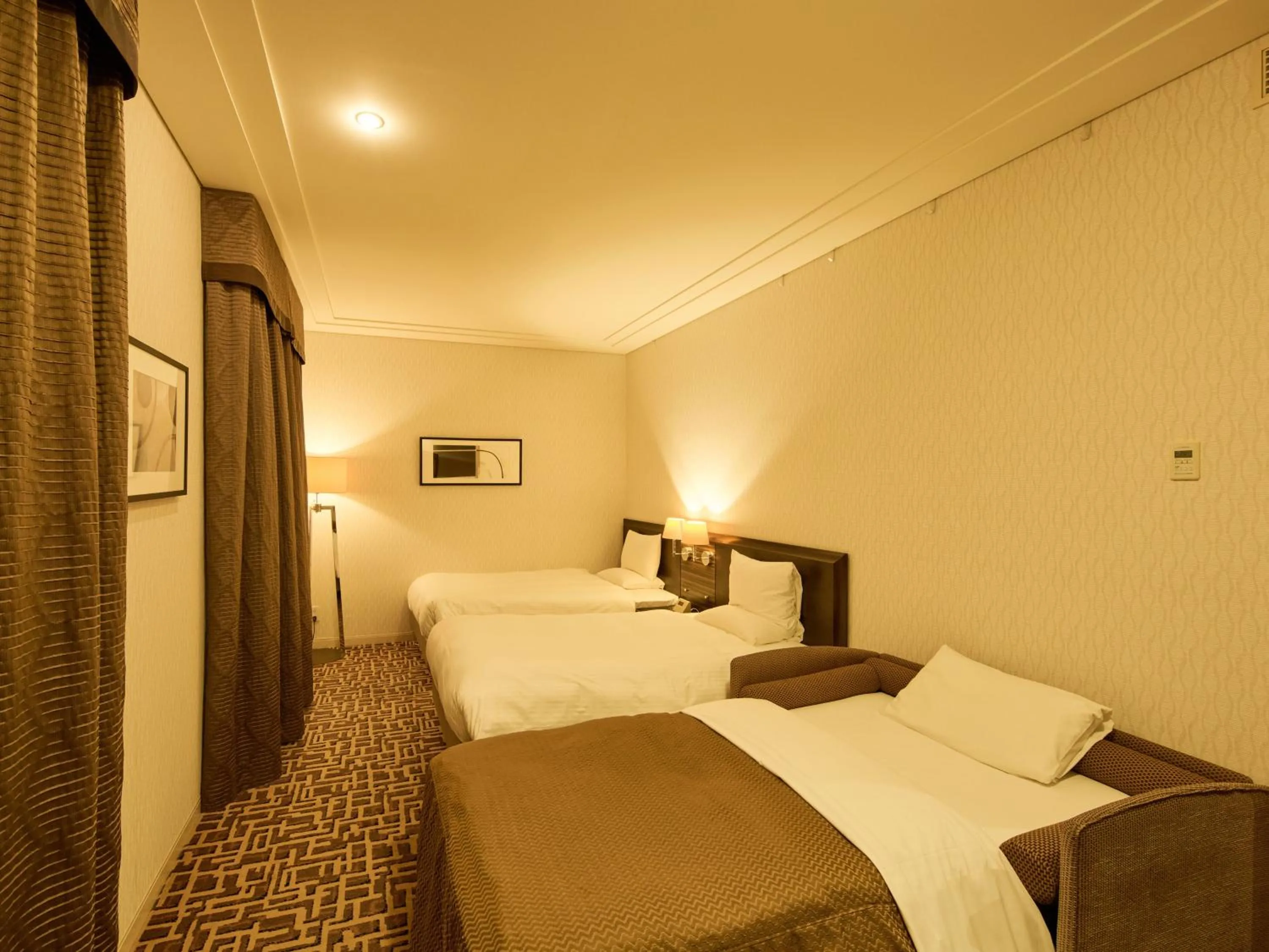 Photo of the whole room, Bed in Okura Chiba Hotel