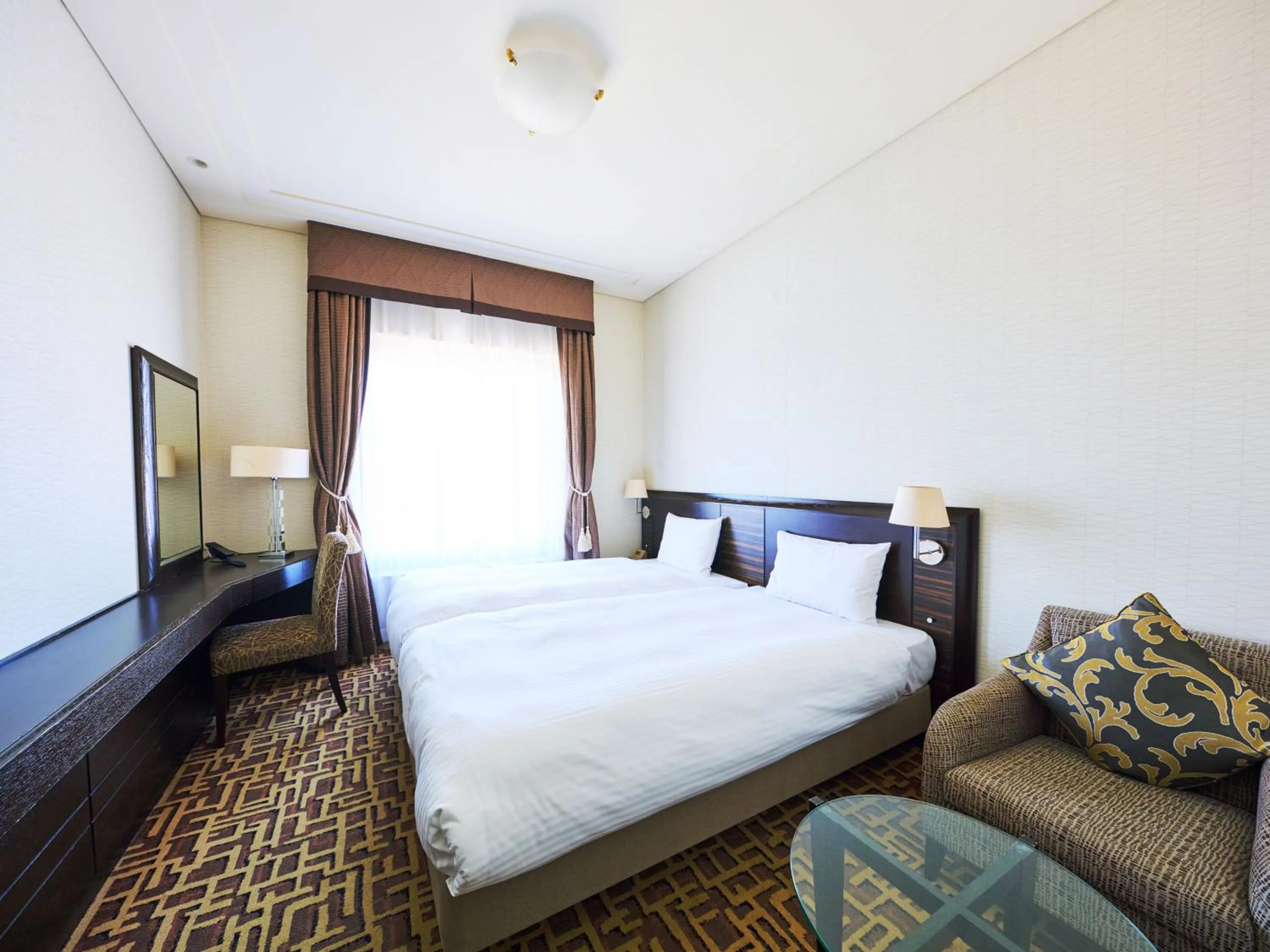 Photo of the whole room, Bed in Okura Chiba Hotel