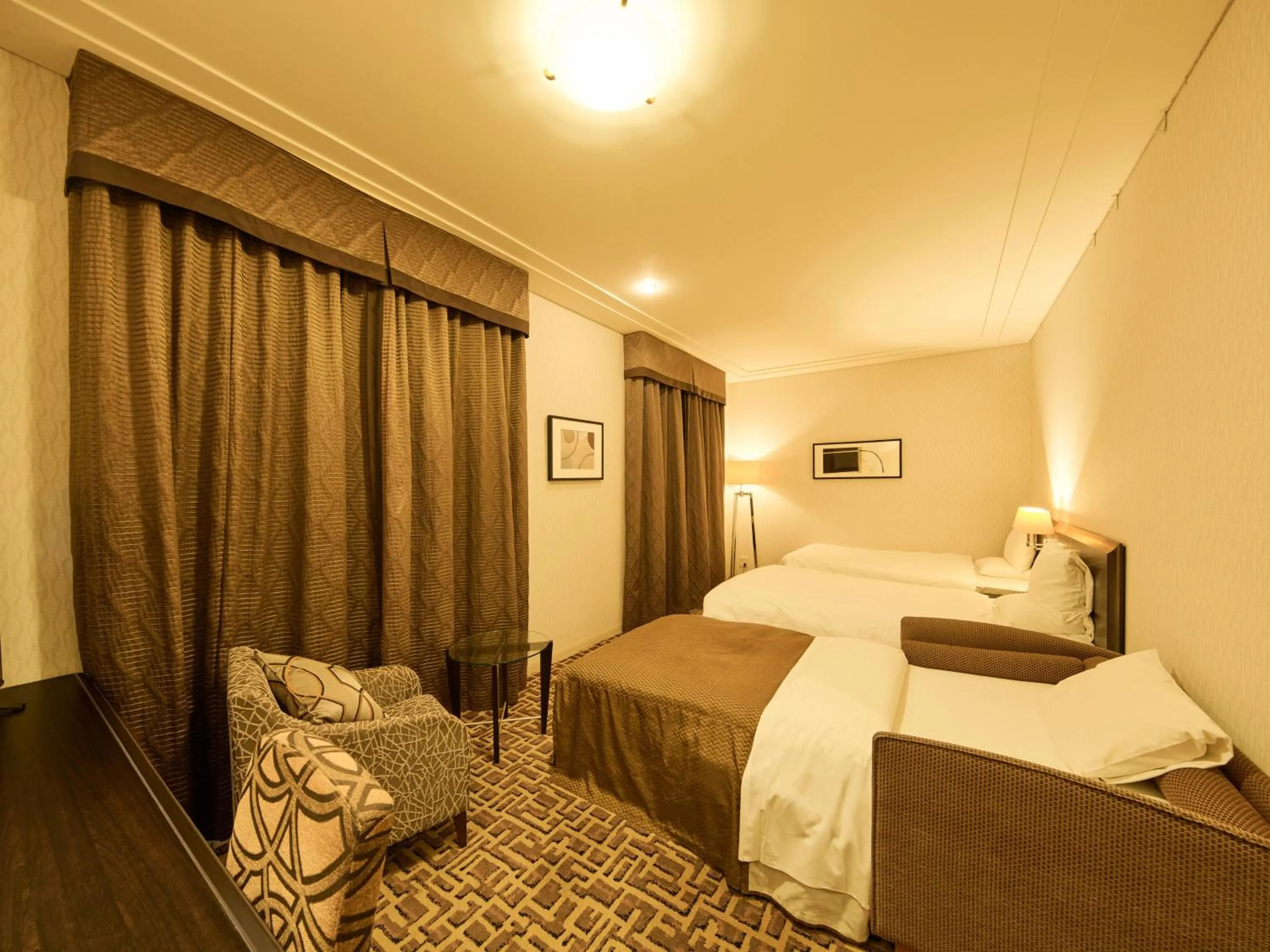 Photo of the whole room, Bed in Okura Chiba Hotel