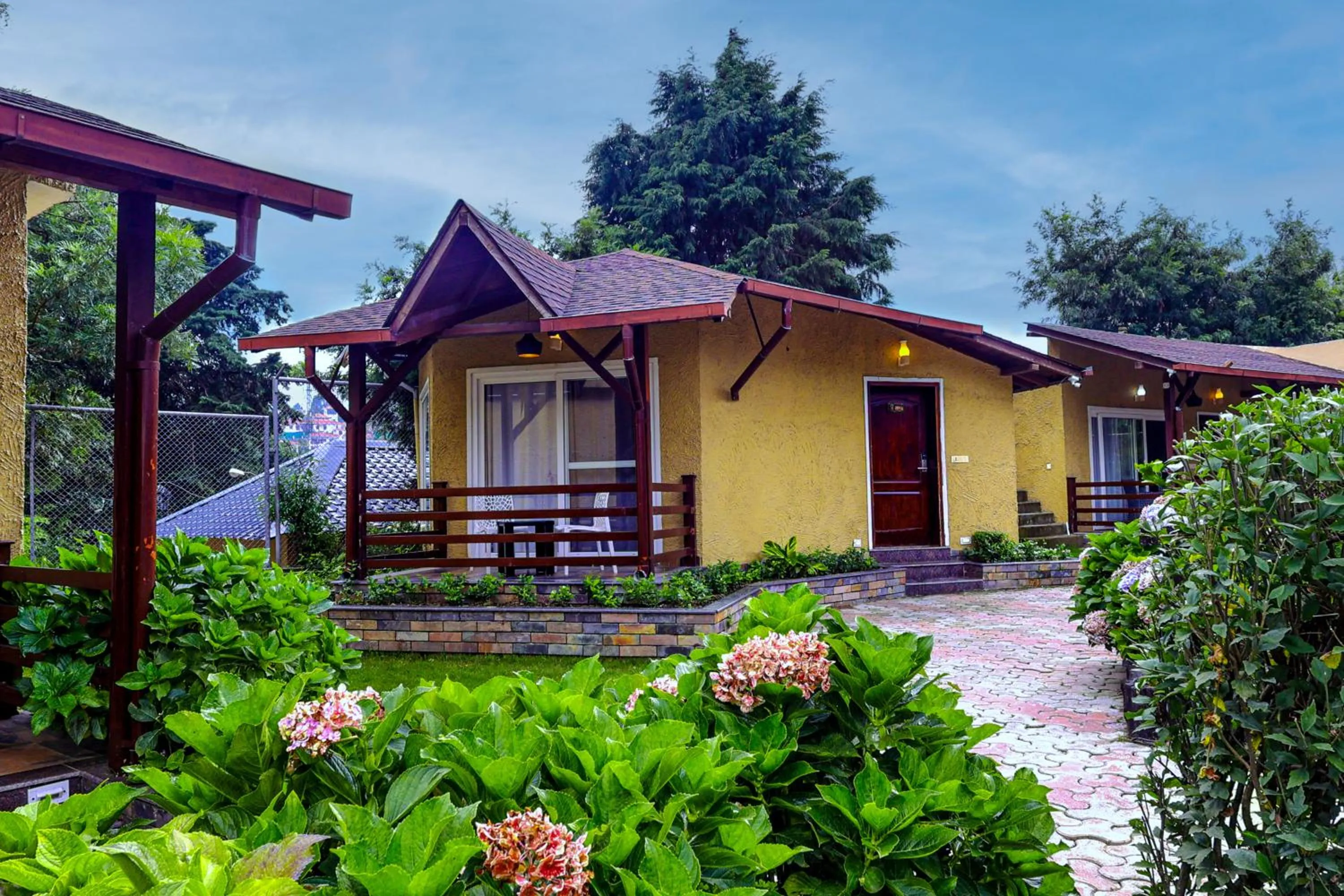 Property building in Foxoso Misty Oaks - Hotel & Resort