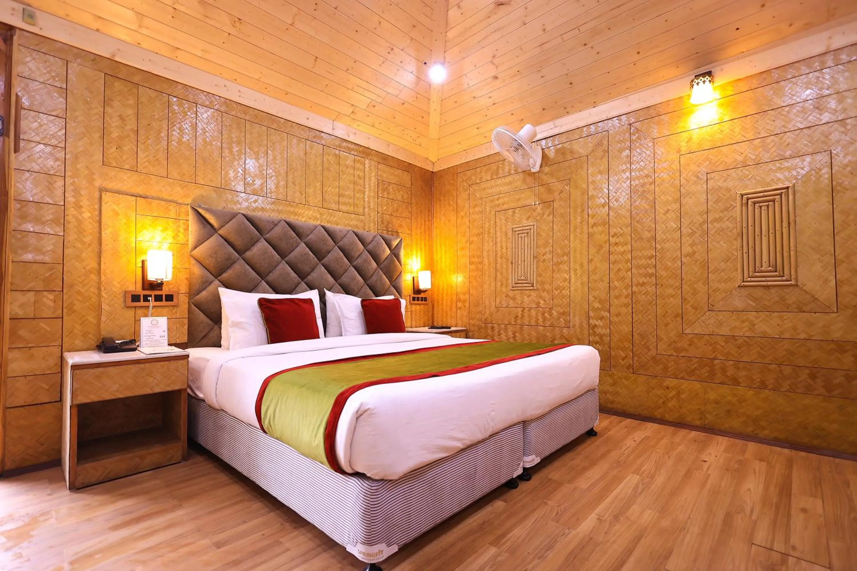 Bed in Foxoso Misty Oaks - Hotel & Resort