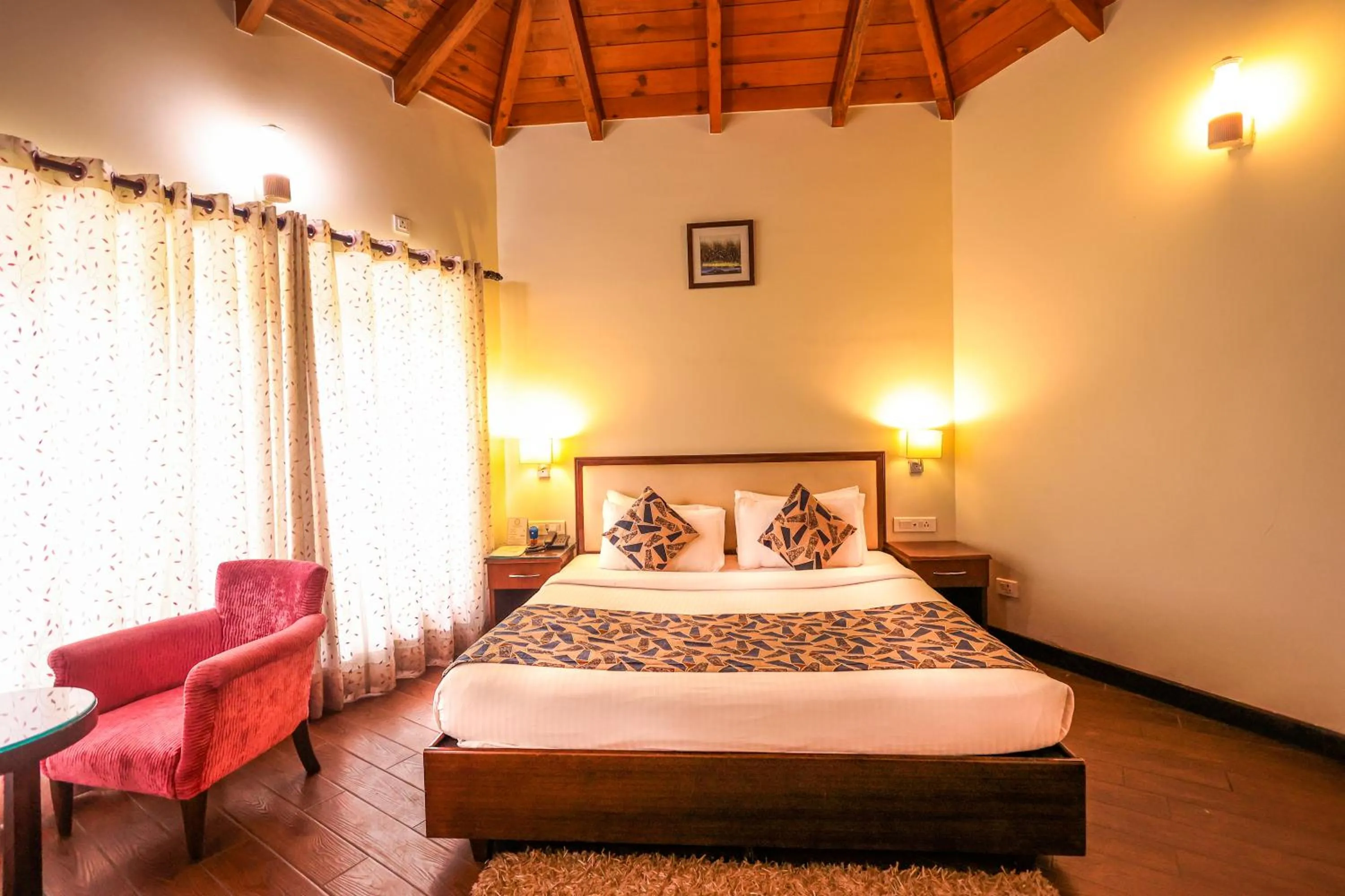 Living room, Bed in Foxoso Misty Oaks - Hotel & Resort