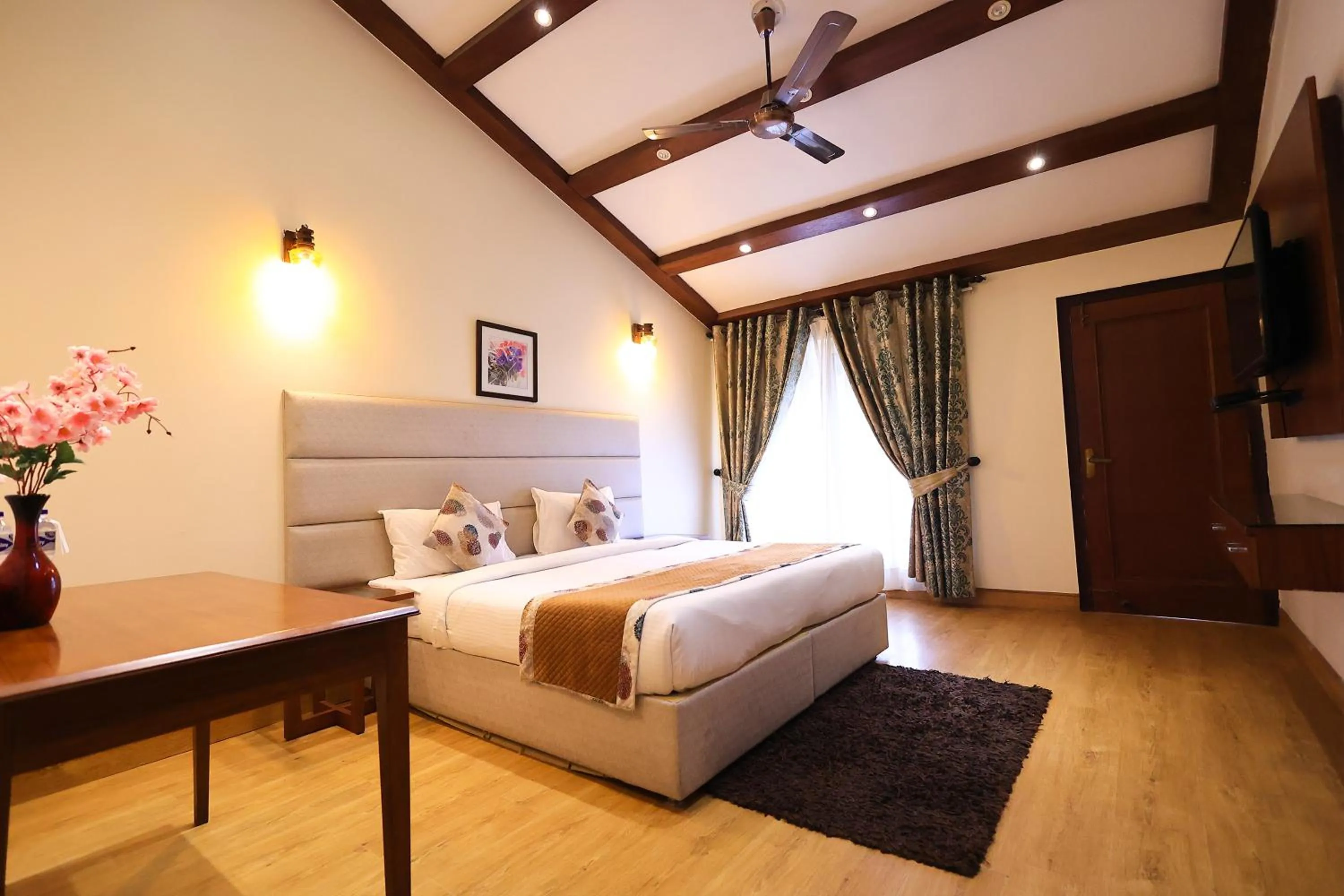 Photo of the whole room, Bed in Foxoso Misty Oaks - Hotel & Resort