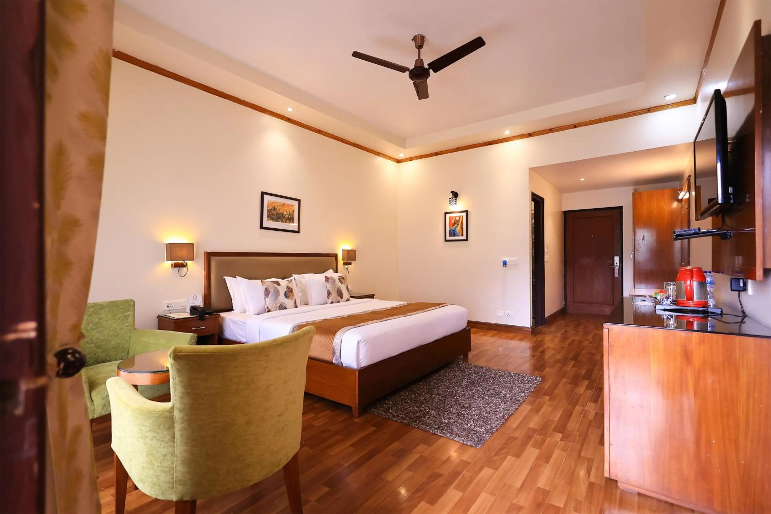 Photo of the whole room, Bed in Foxoso Misty Oaks - Hotel & Resort