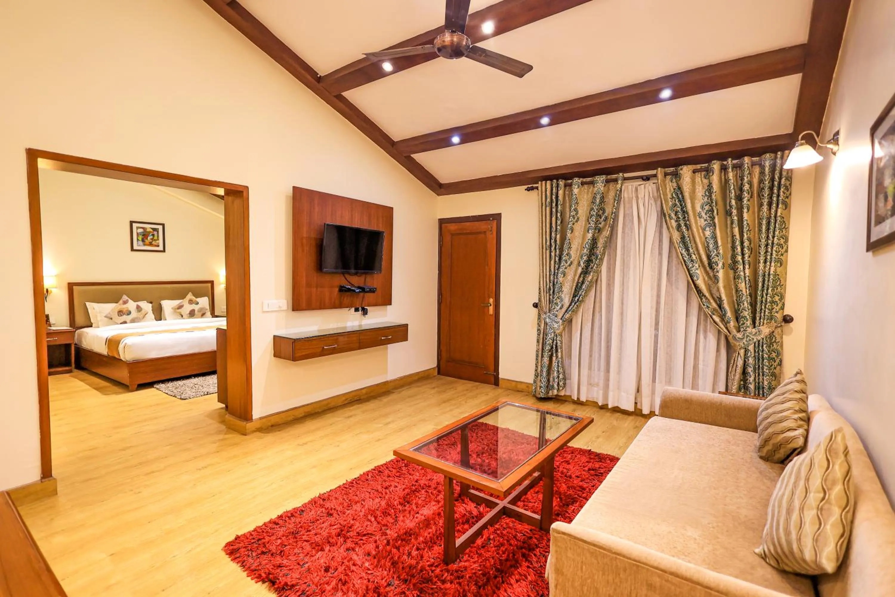 Photo of the whole room, Bed in Foxoso Misty Oaks - Hotel & Resort