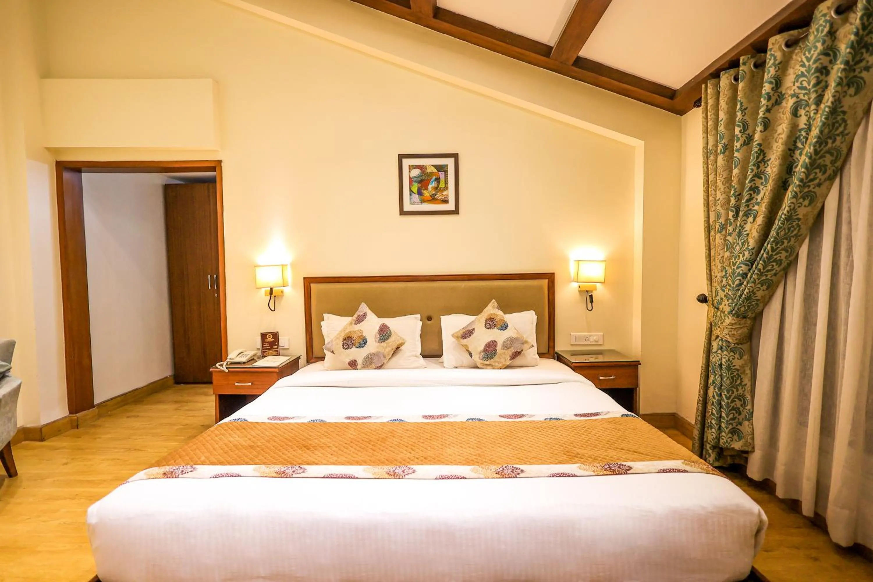 Photo of the whole room, Bed in Foxoso Misty Oaks - Hotel & Resort