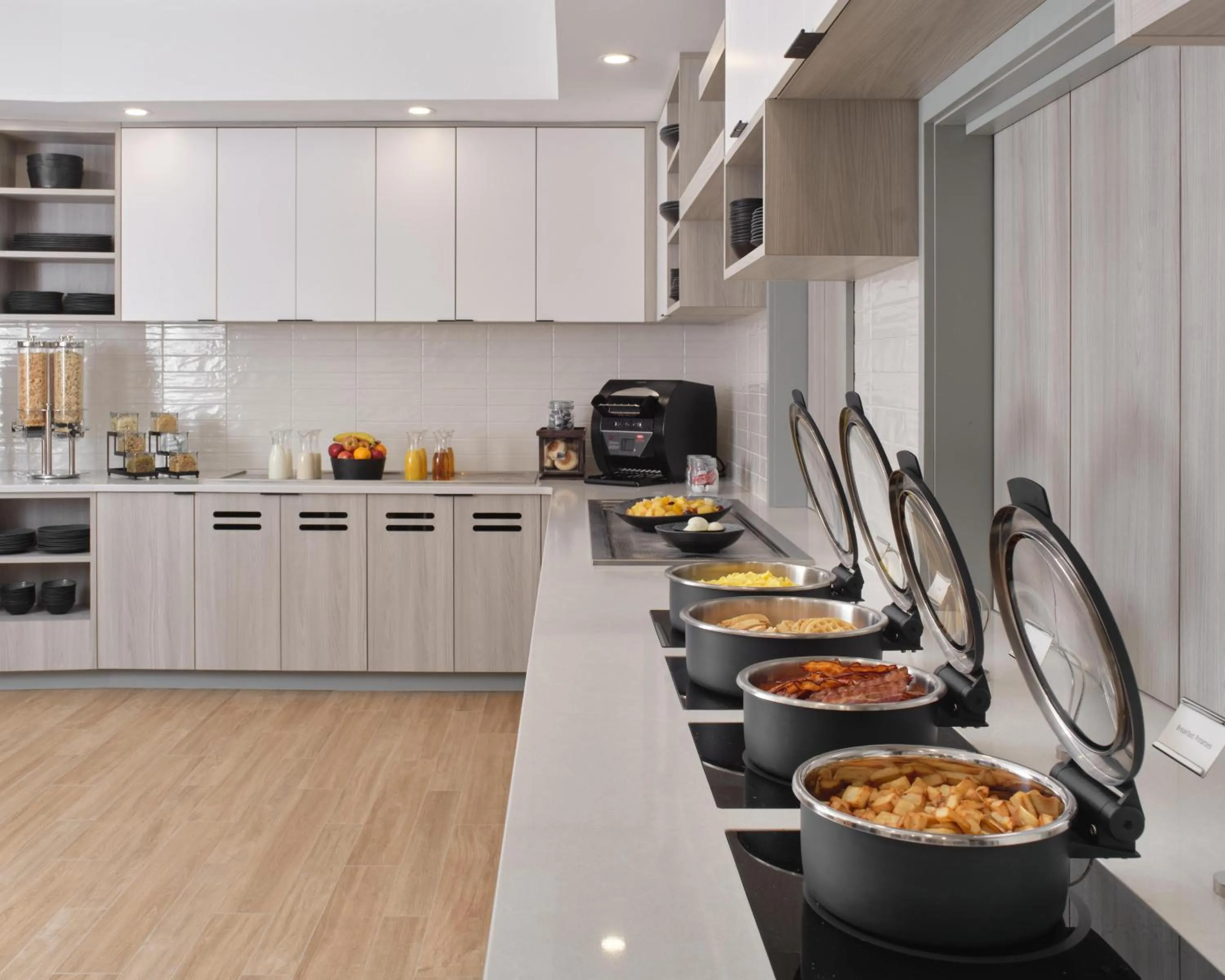 Restaurant/places to eat in Hyatt House Schenectady / Mohawk Harbor