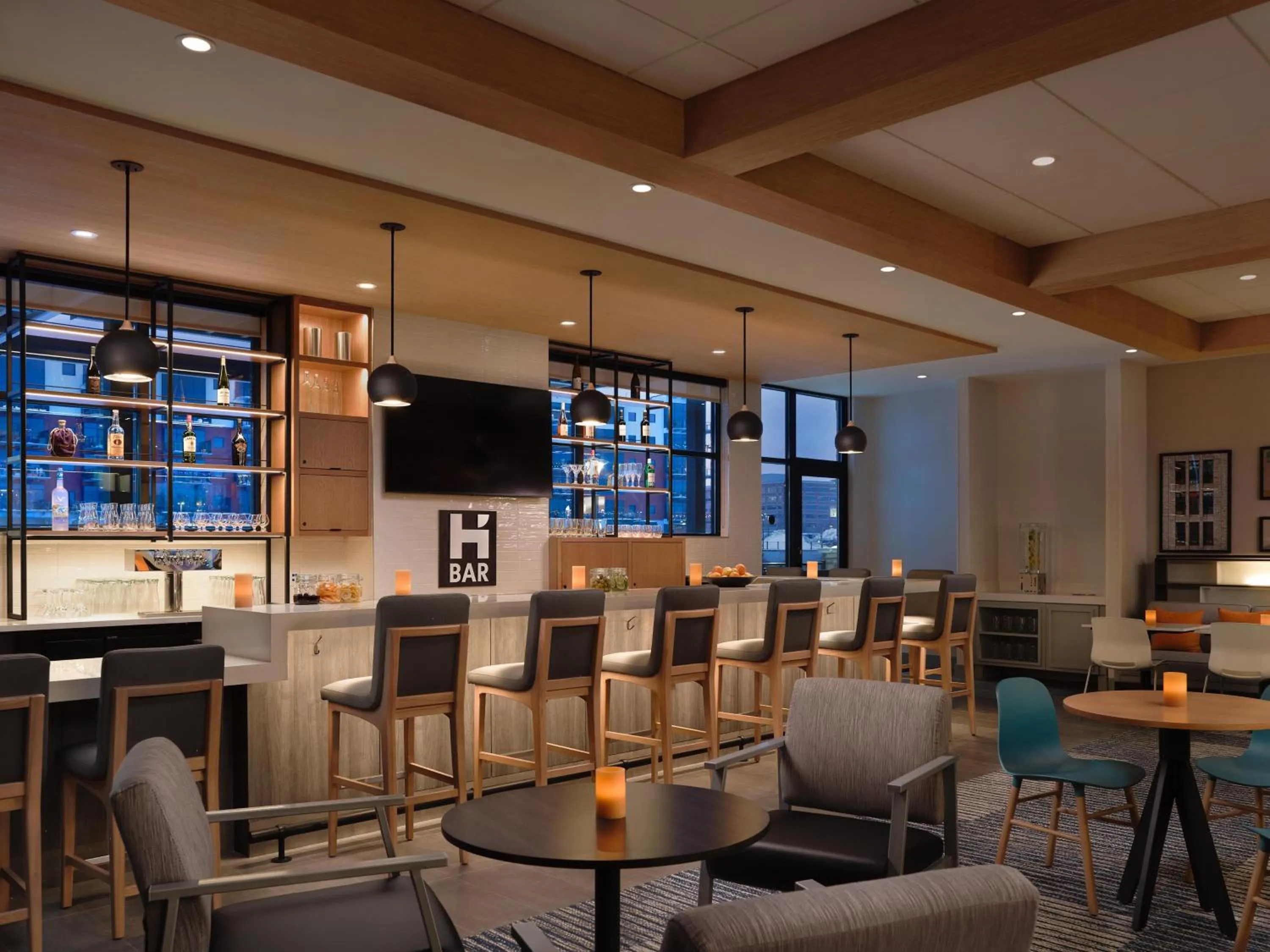 Lounge or bar in Hyatt House Schenectady / Mohawk Harbor
