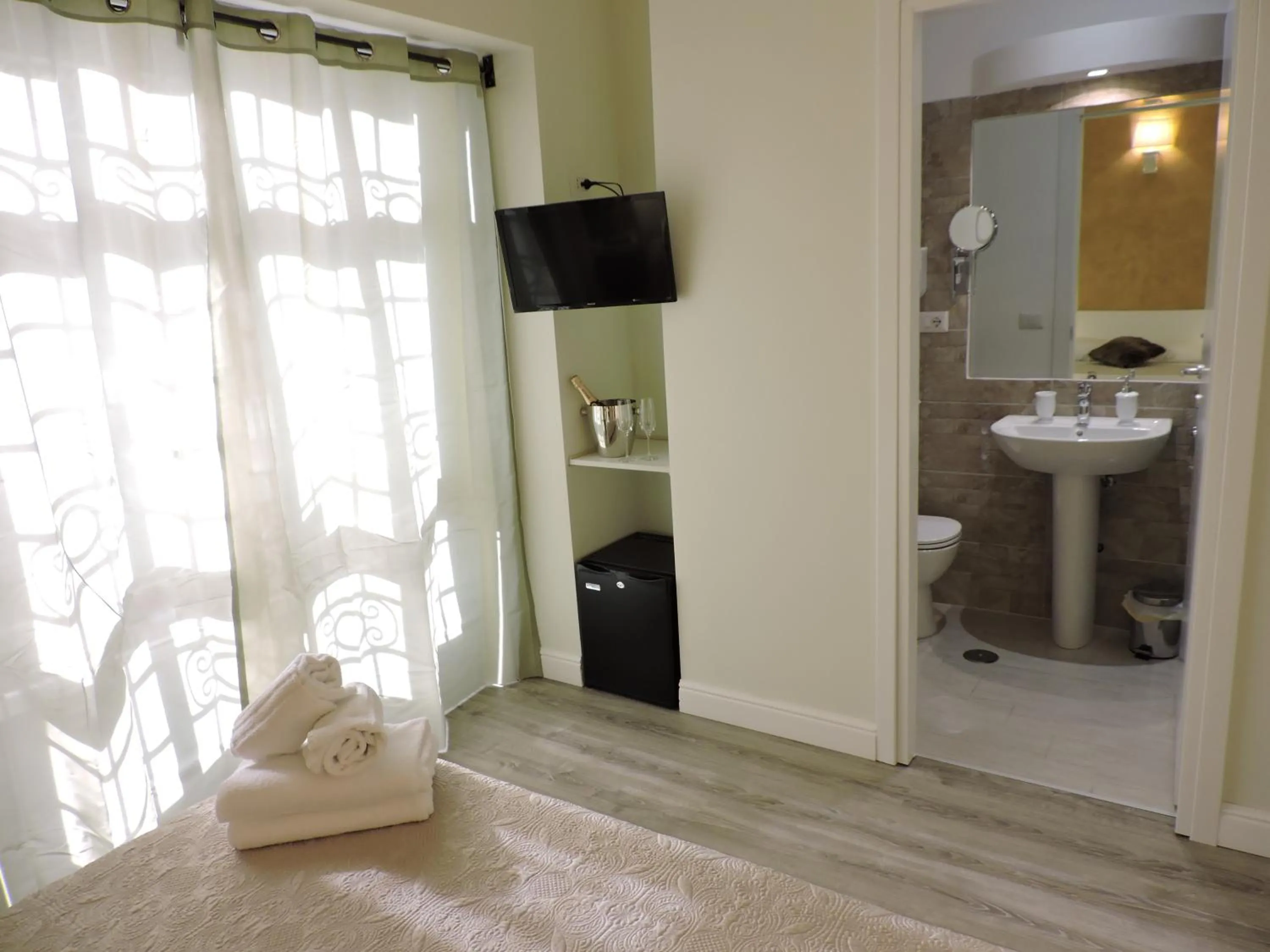 Photo of the whole room, Bed in Anfiteatro Suite