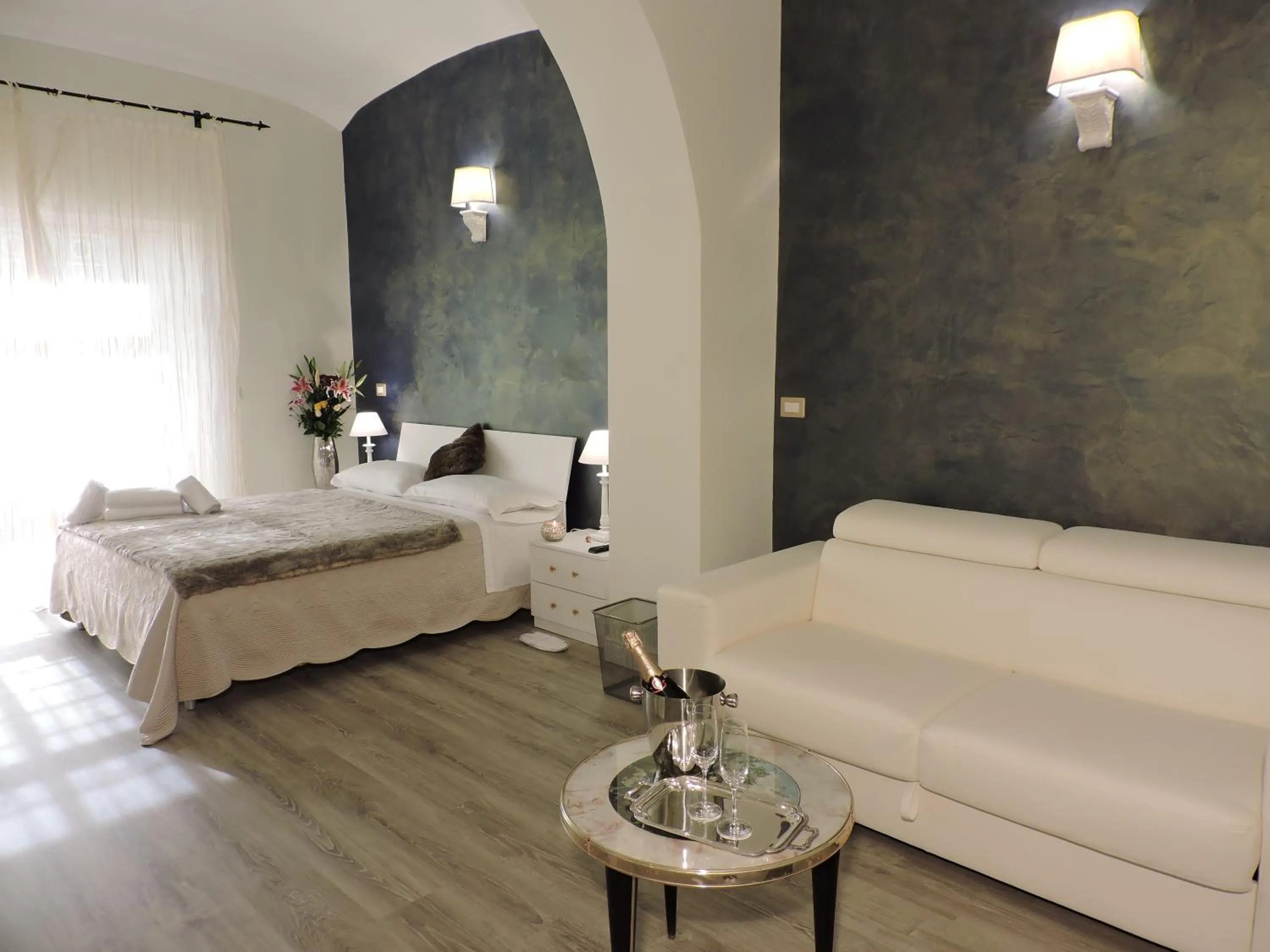 Photo of the whole room, Bed in Anfiteatro Suite