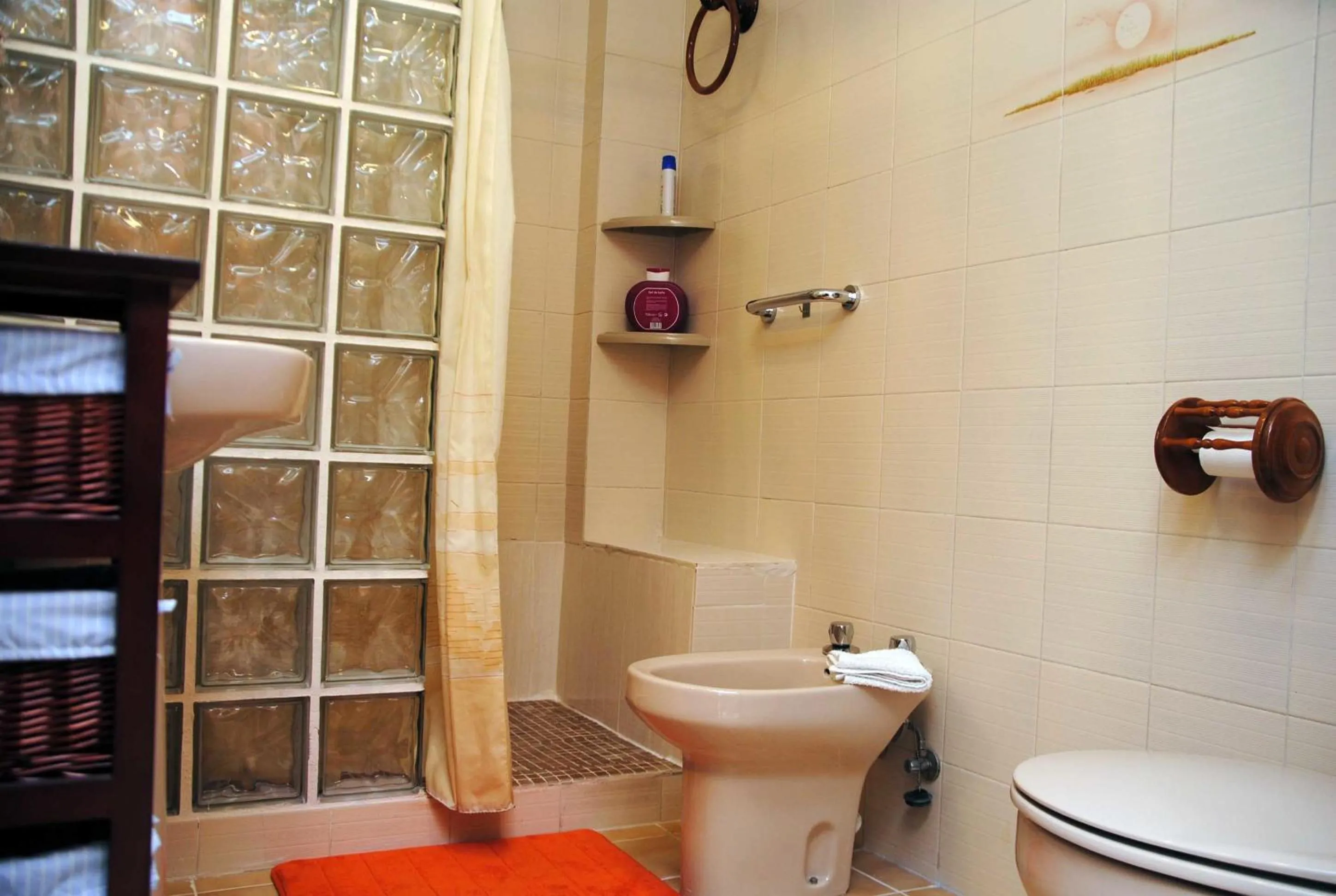 Bathroom in Valencia Centro WiFi