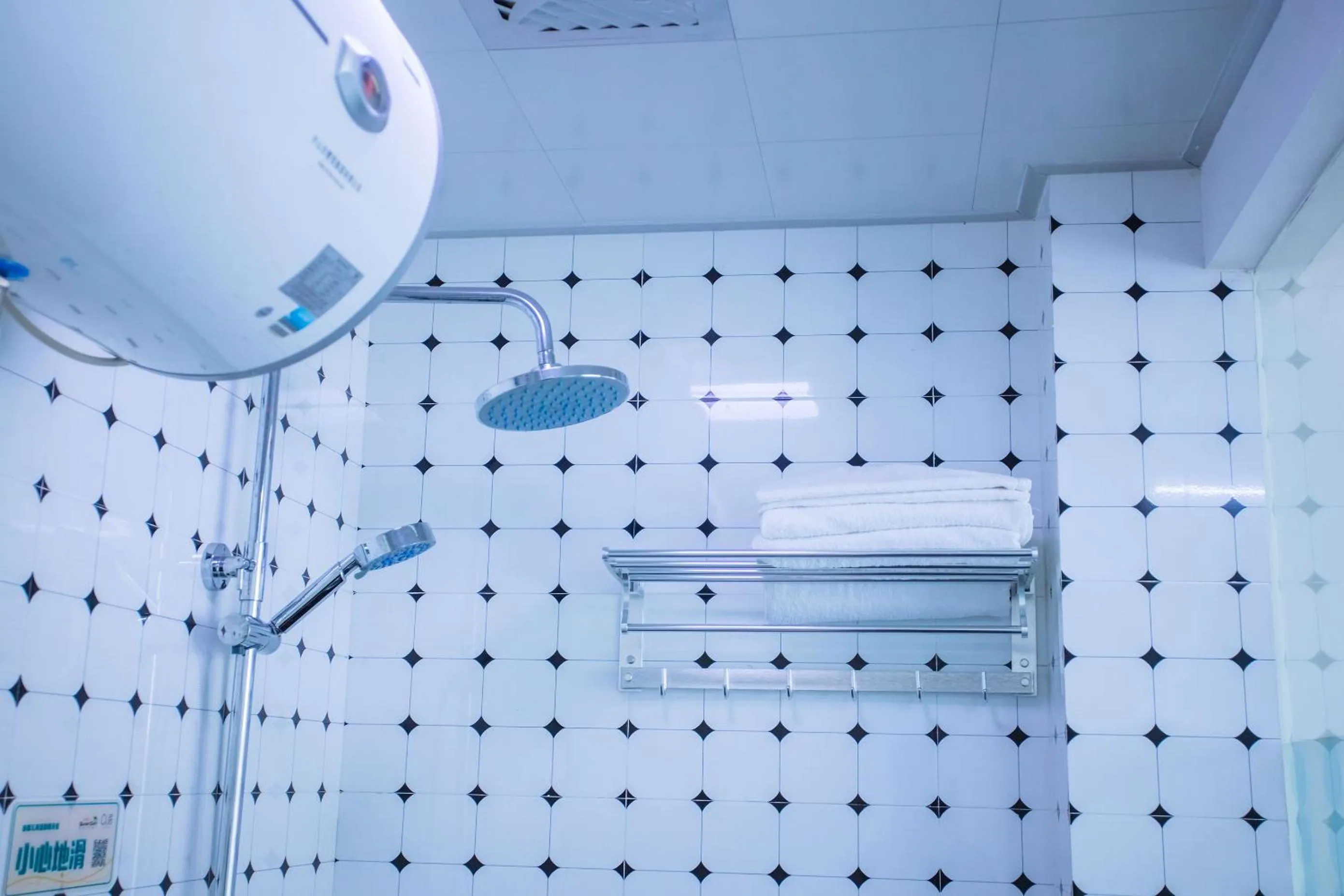 Shower in Murphy Youth Hostel Guilin桂林北站莫非青年旅舍