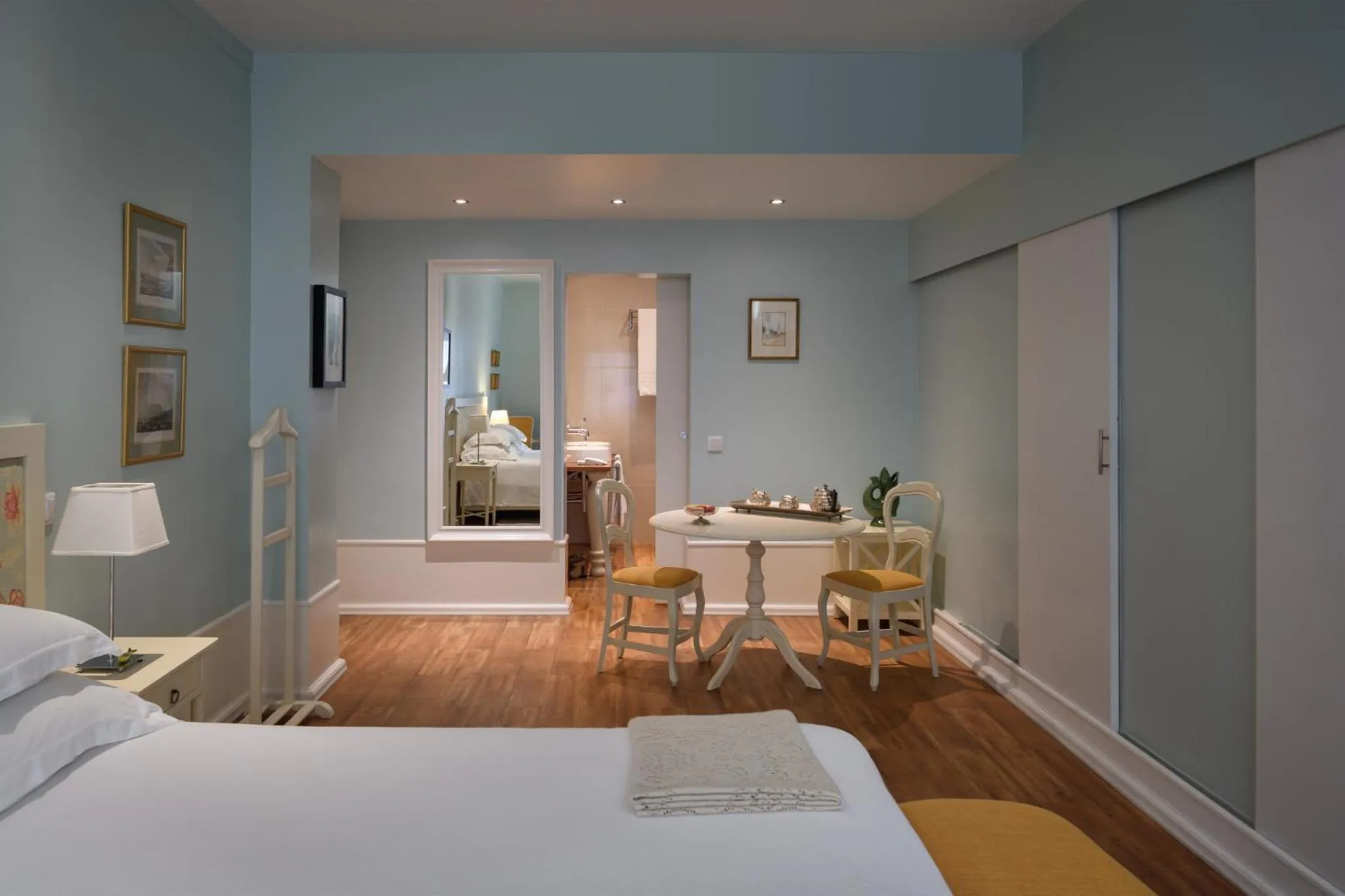 Photo of the whole room, Bed in Alecrim ao Chiado