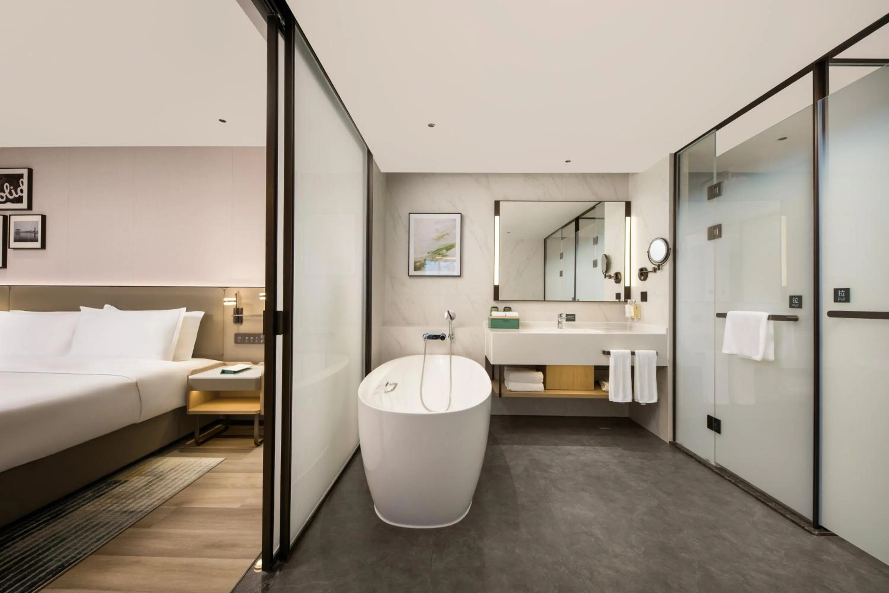 Photo of the whole room, Bed in Holiday Inn Yiwu Center by IHG