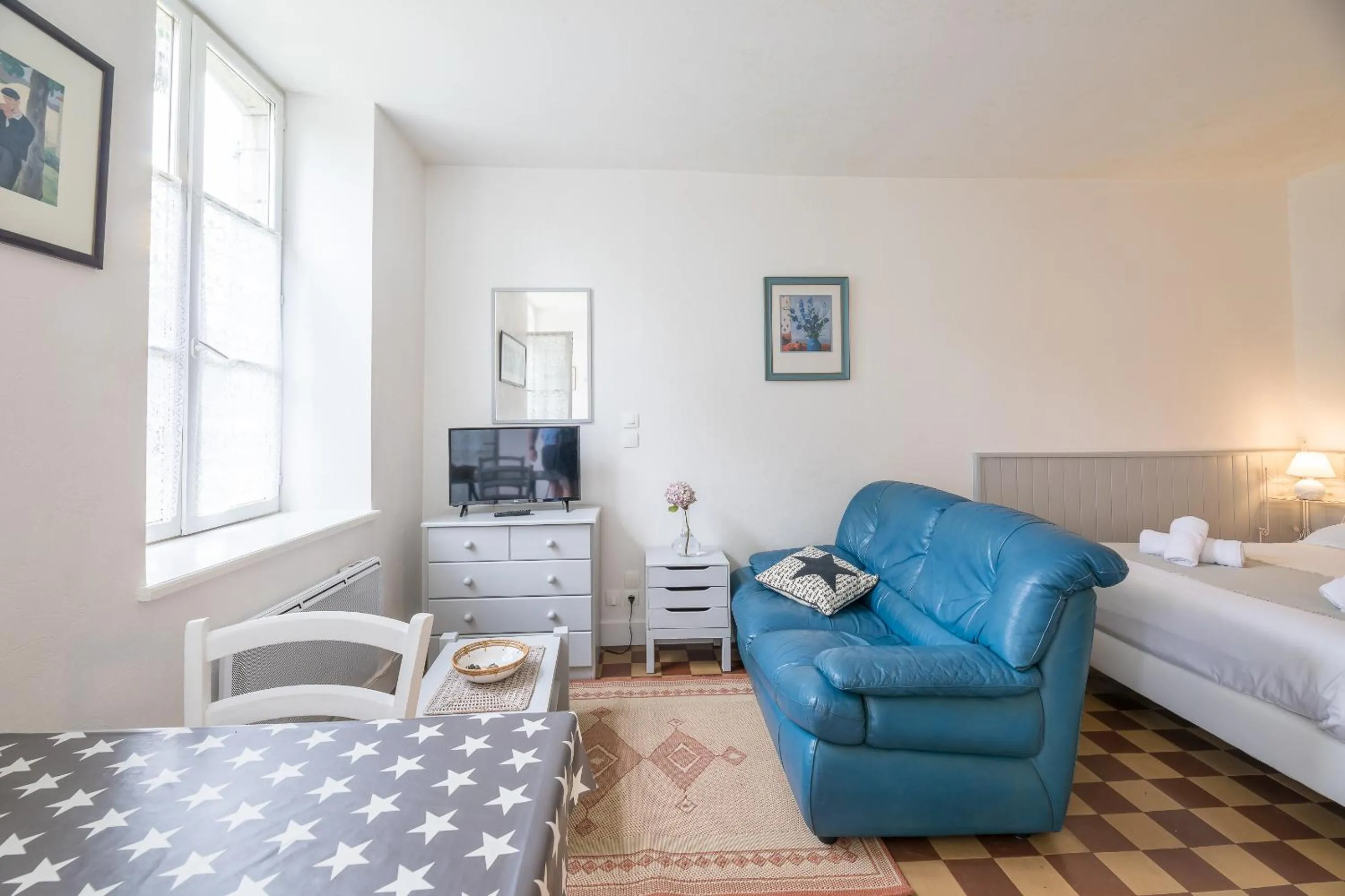 Living room, Bed in Appart'Hôtel Bellevue