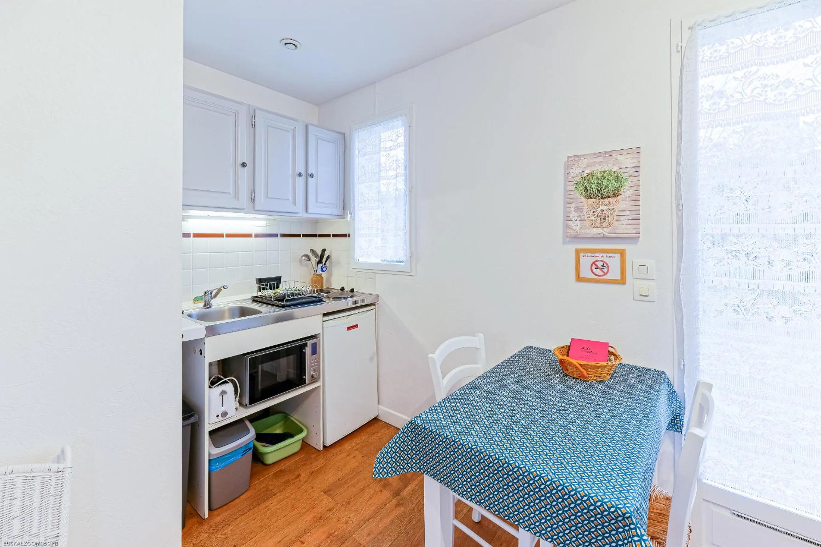 Kitchen or kitchenette in Appart'Hôtel Bellevue