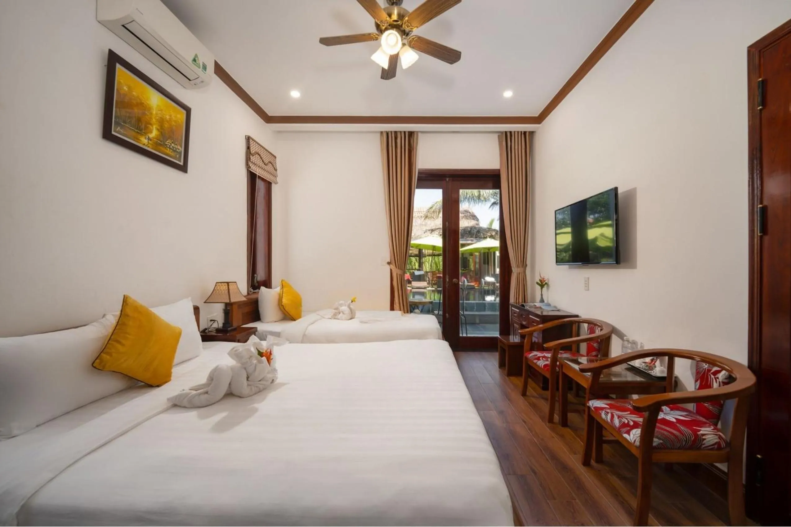 Communal lounge/ TV room, Bed in Ony Retreat Villas