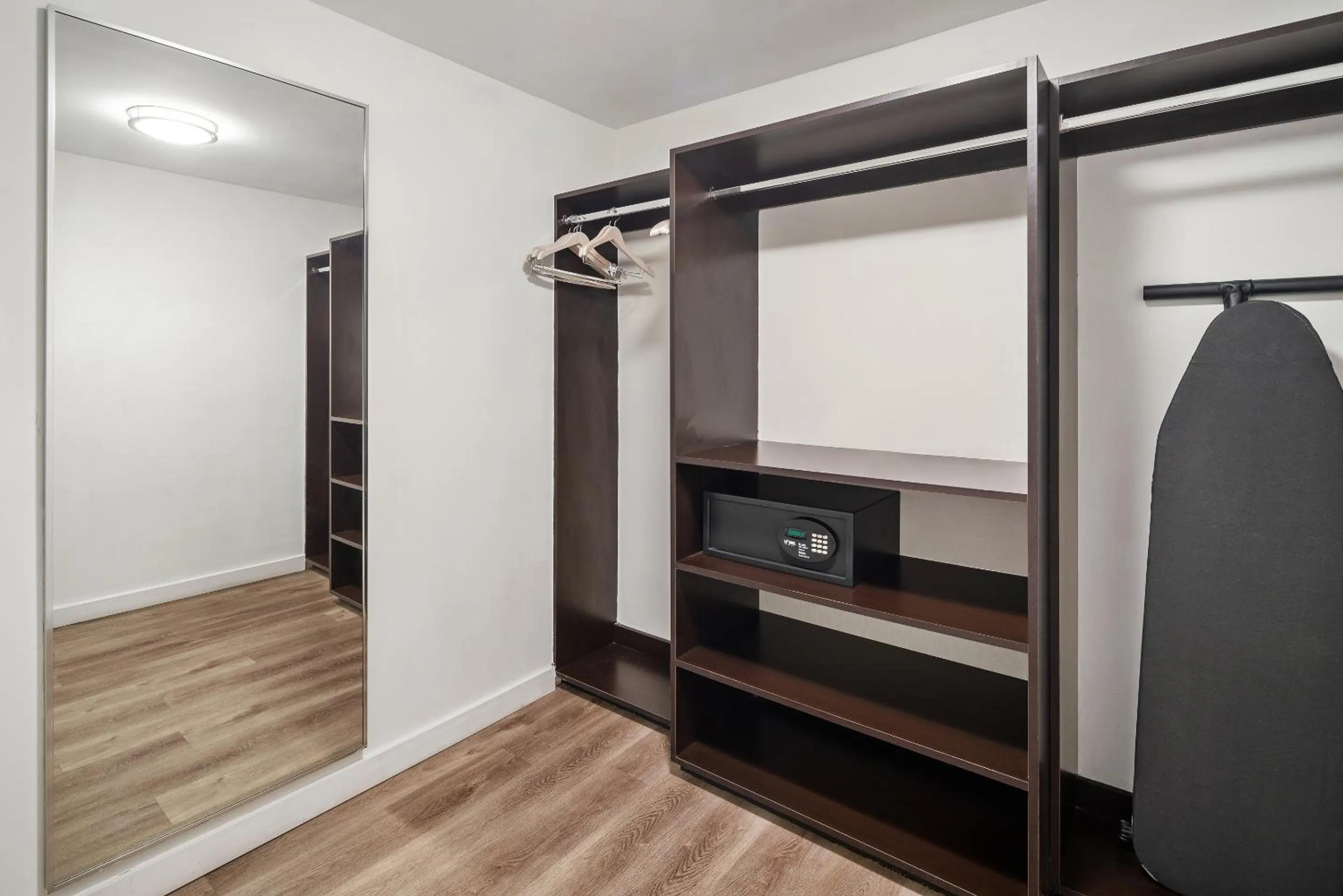 wardrobe, Bed in The Grayson Hotel Miami Downtown