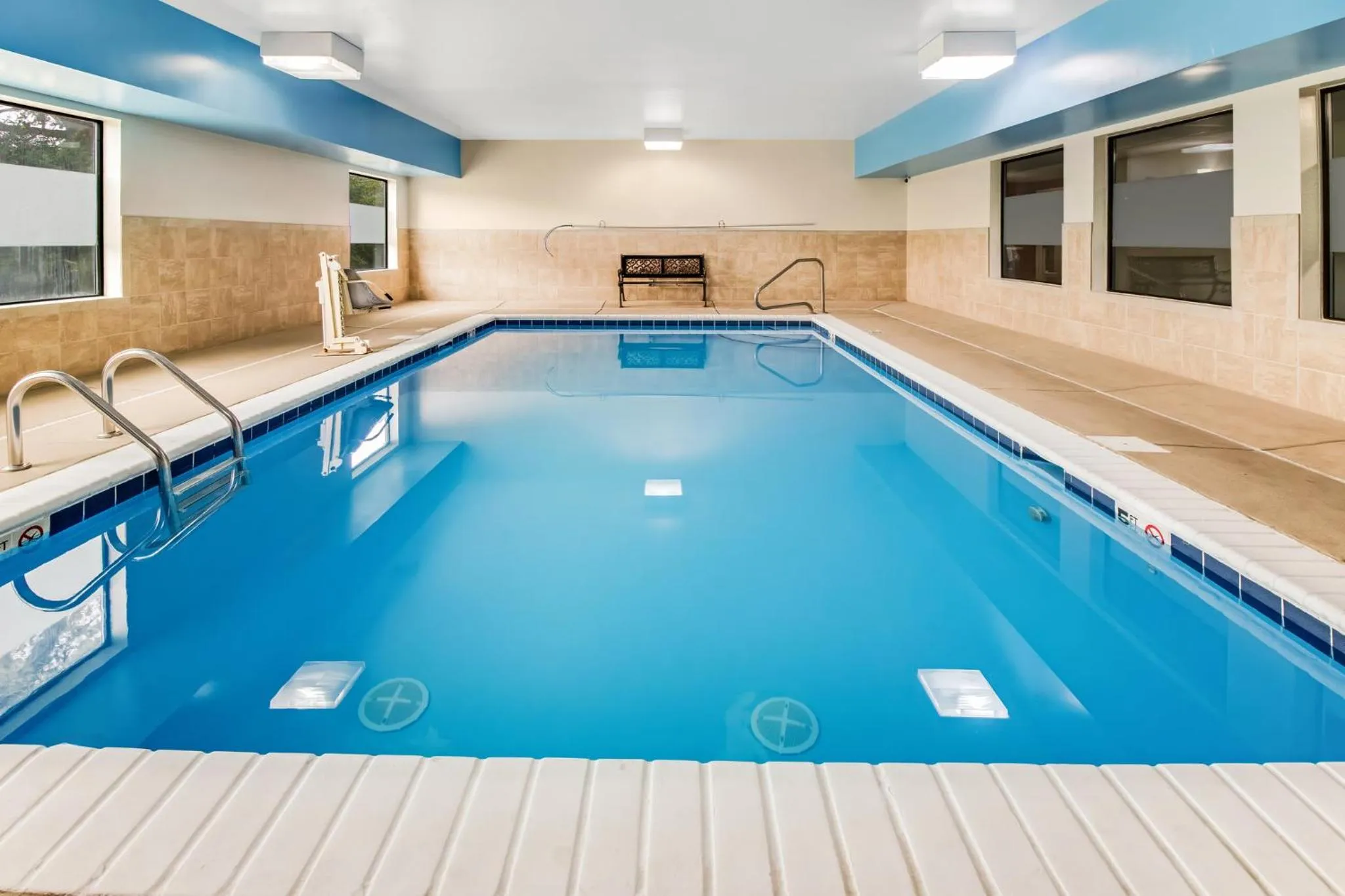 Swimming pool in Red Roof Inn Springfield, OH