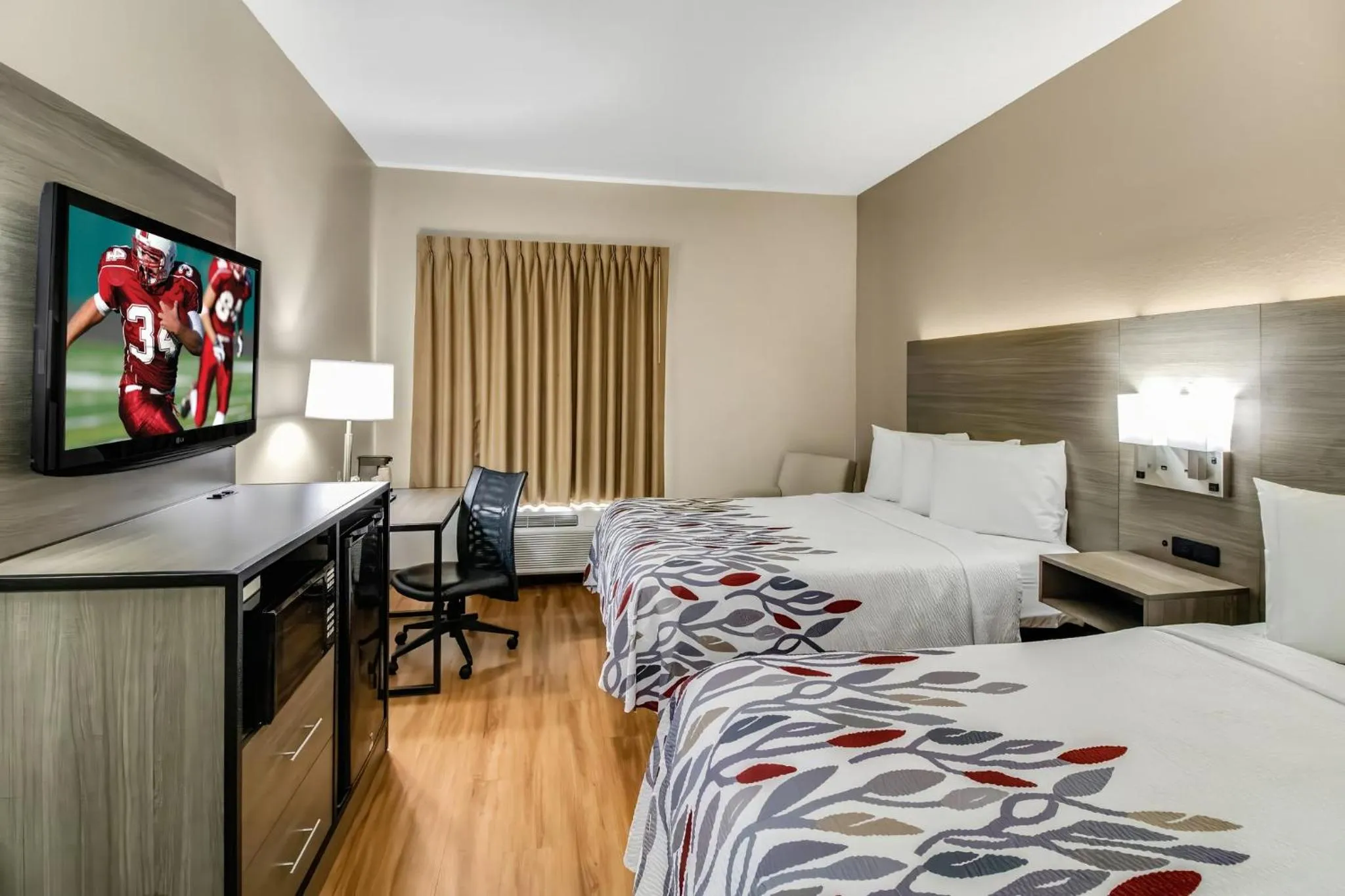 Photo of the whole room, Bed in Red Roof Inn Springfield, OH