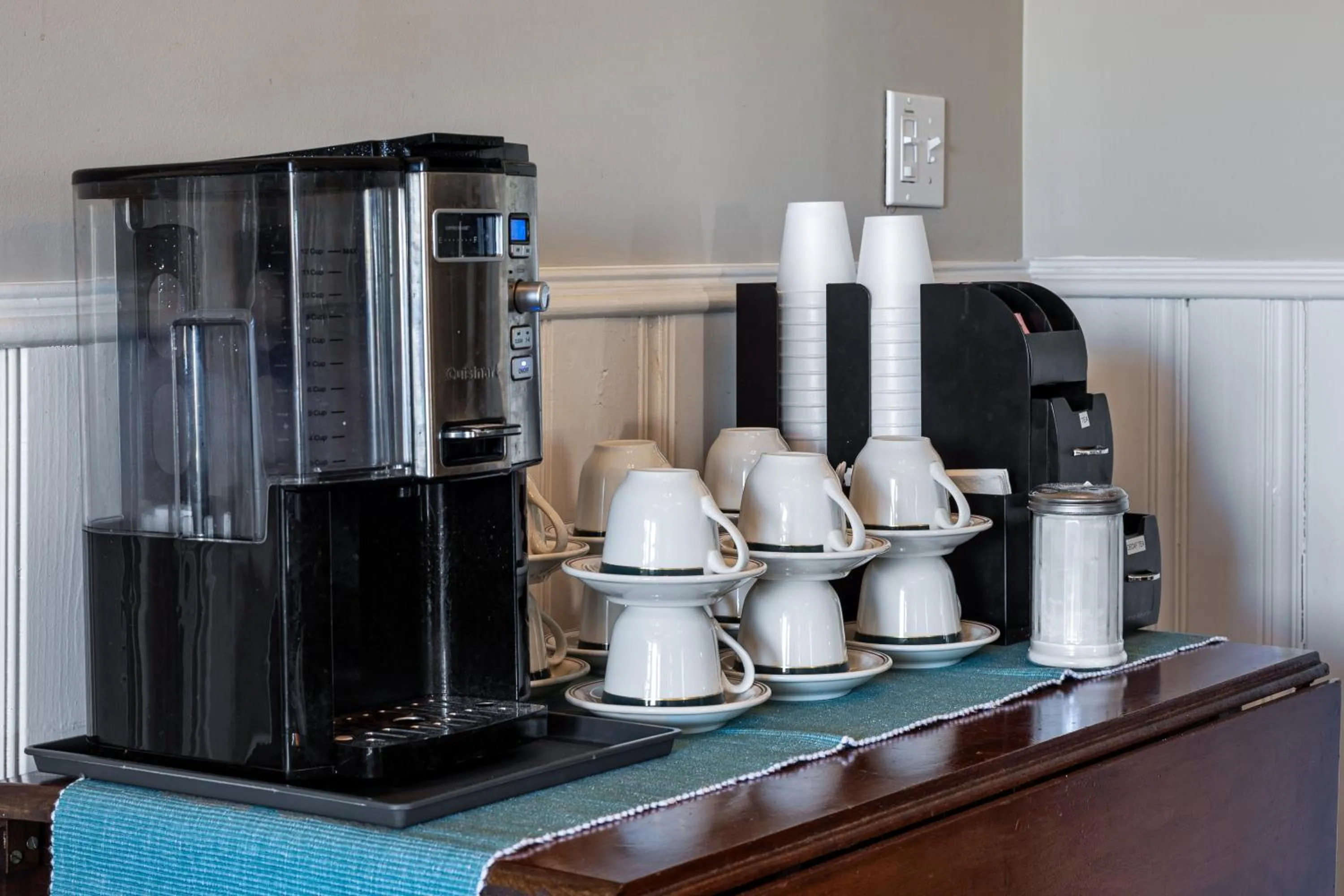 Coffee/tea facilities in Stone Mountain Manor