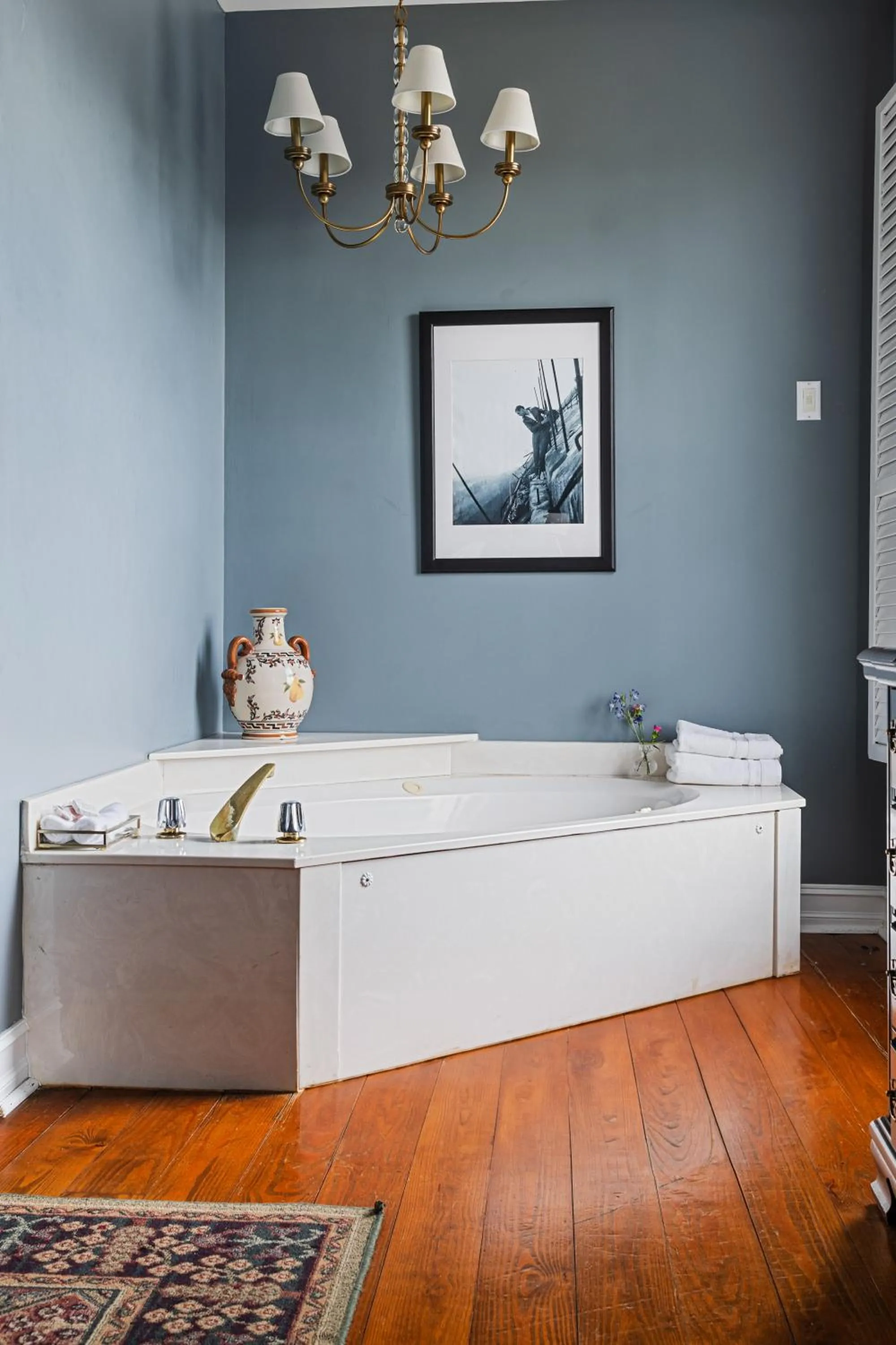 Hot Tub, Bed in Stone Mountain Manor