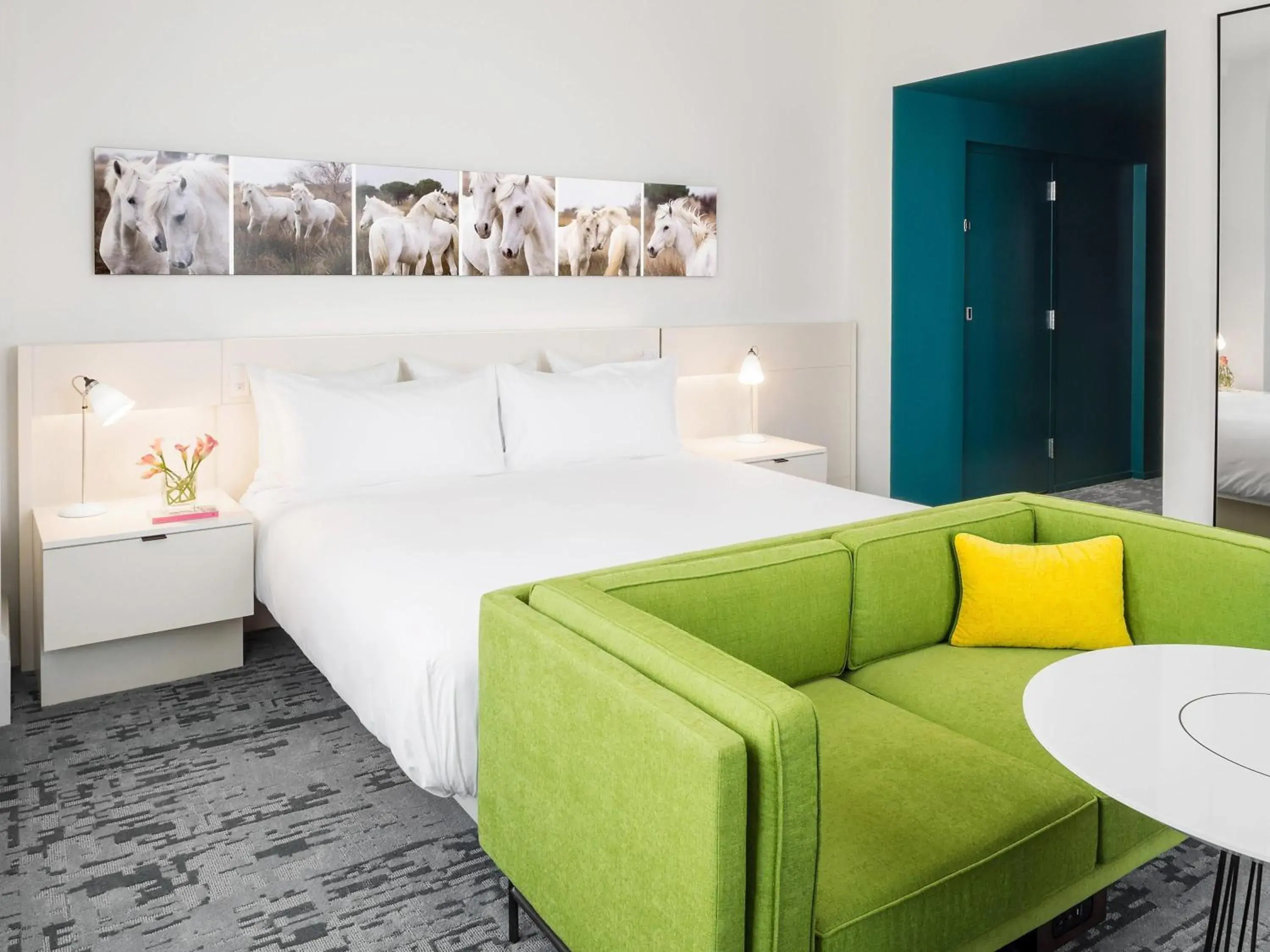 Corner King Room in 21c Museum Hotel Lexington Corner King Room in 21c Museum Hotel Lexington