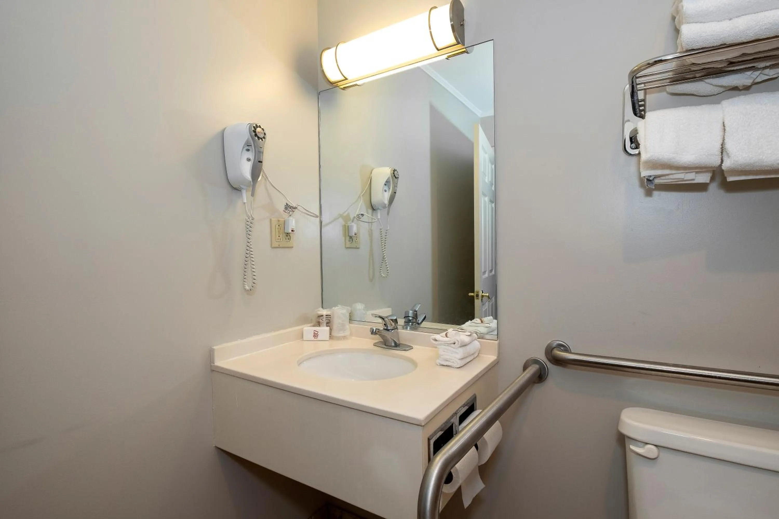 Bathroom in Red Roof Inn & Suites Hazleton