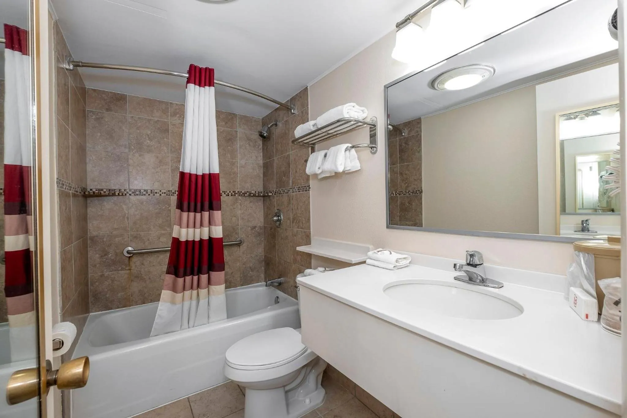 Bathroom in Red Roof Inn & Suites Hazleton