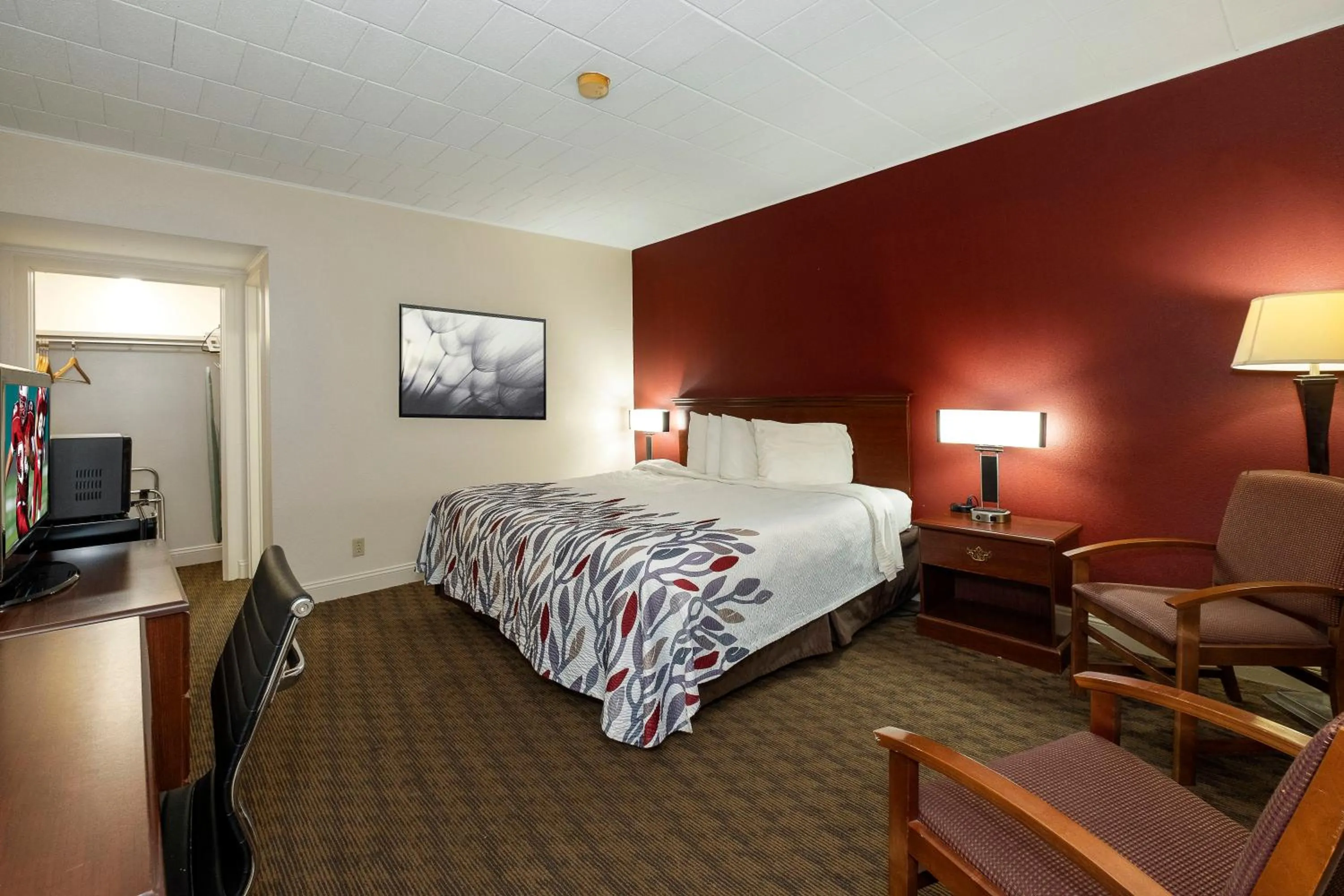Bedroom, Bed in Red Roof Inn & Suites Hazleton