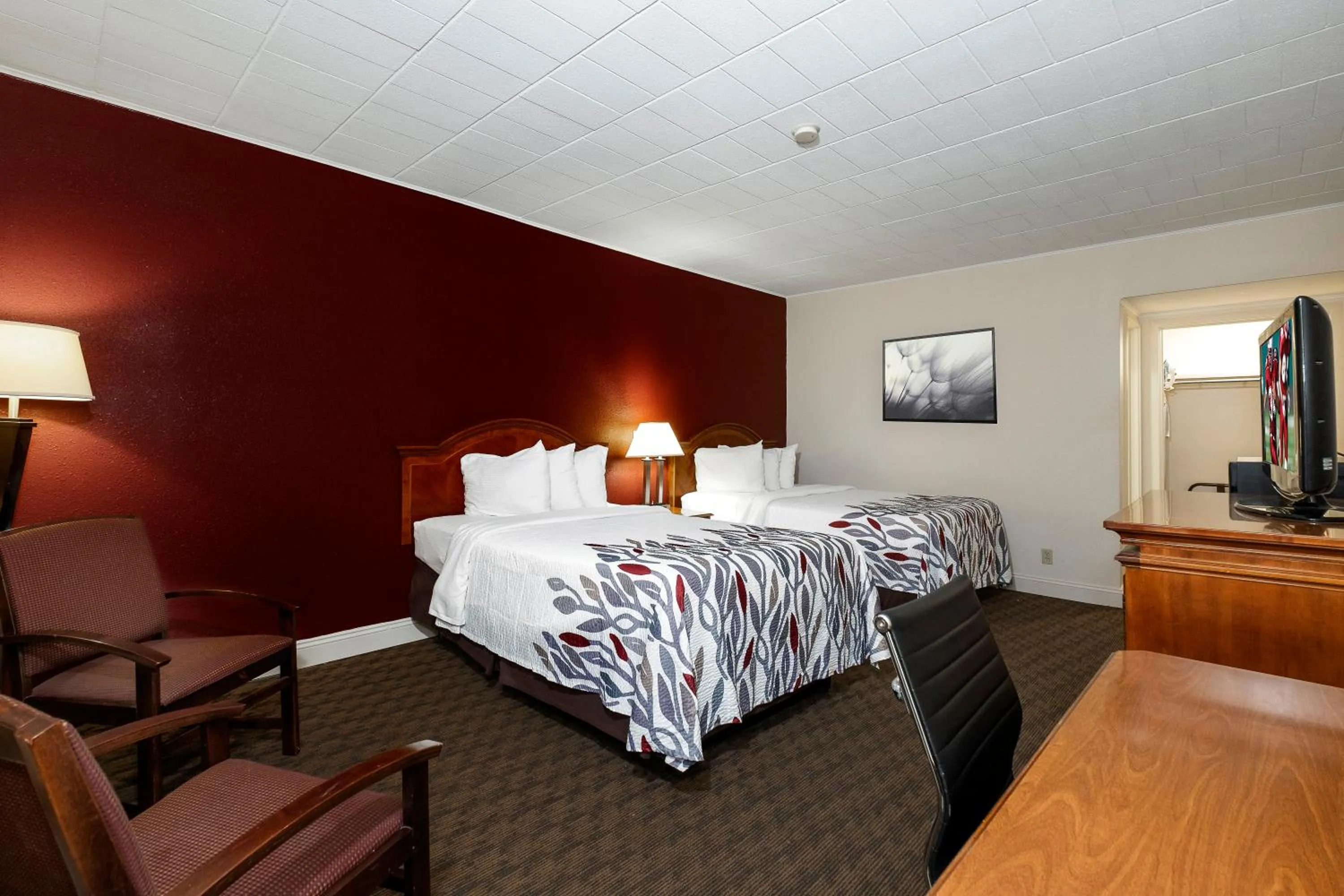 Bedroom, Bed in Red Roof Inn & Suites Hazleton
