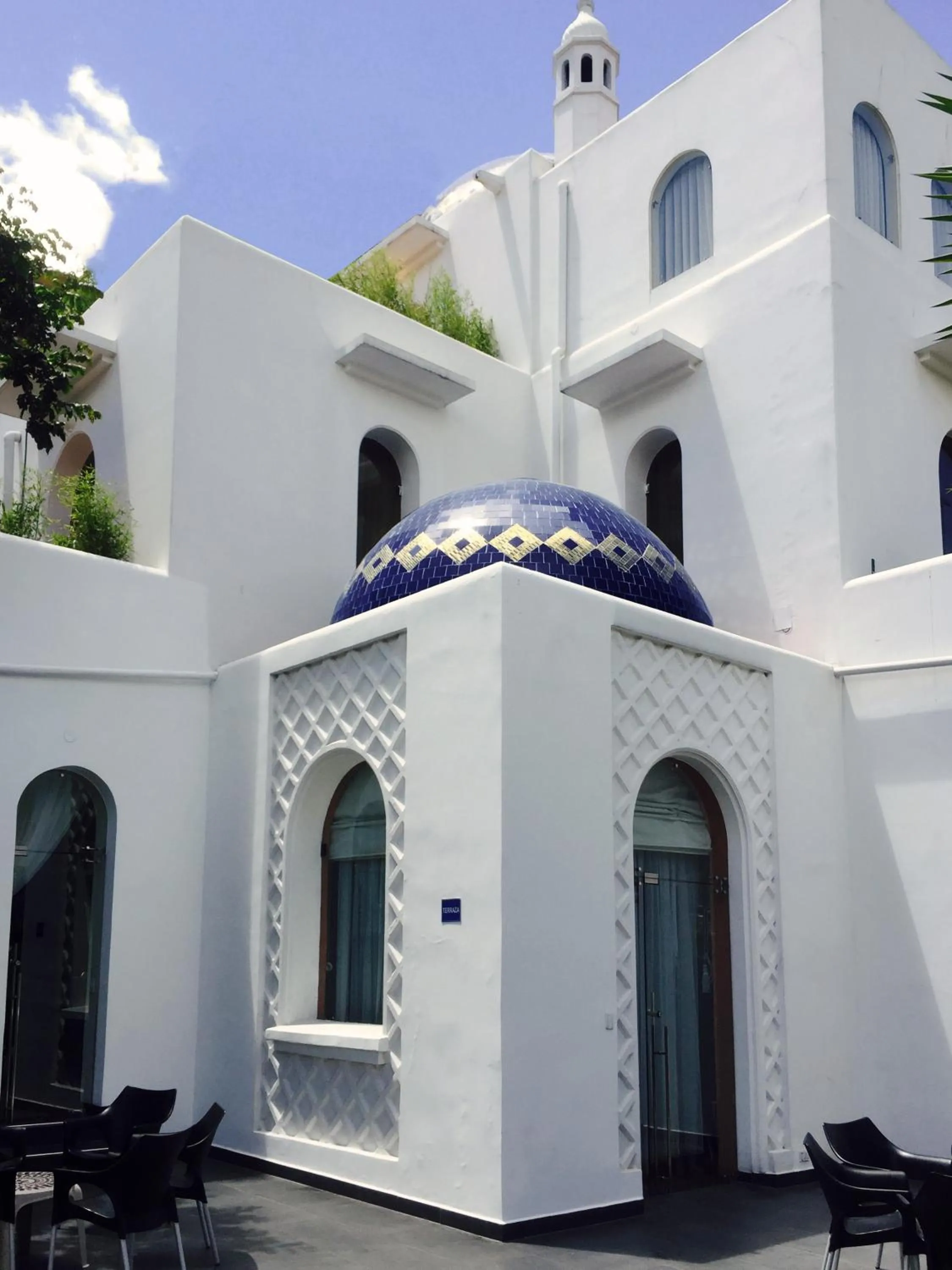 Facade/entrance in La Coupole Hotel