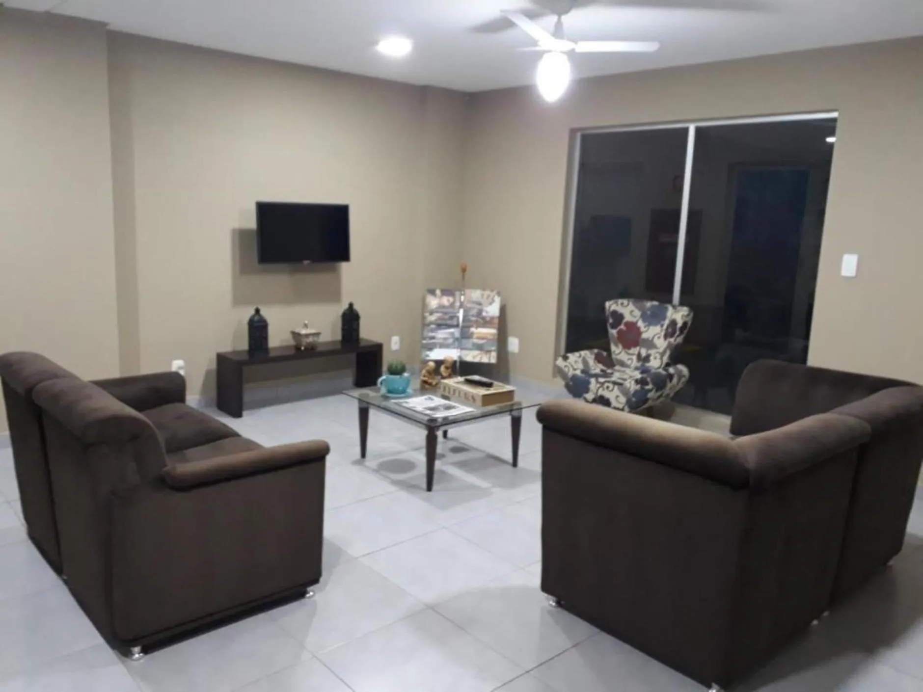 Communal lounge/ TV room in Smart Cataratas Hotel