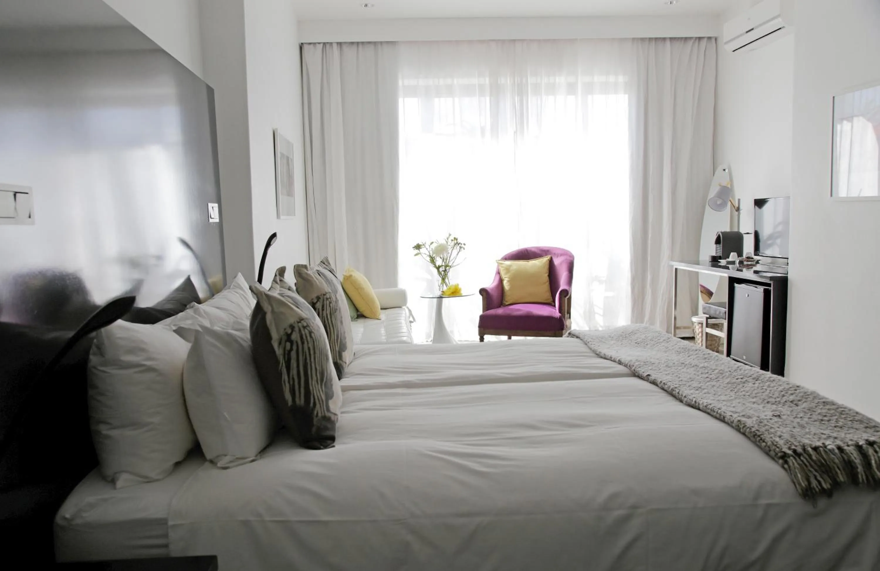 Photo of the whole room, Bed in DysArt Boutique Hotel - Solar Power