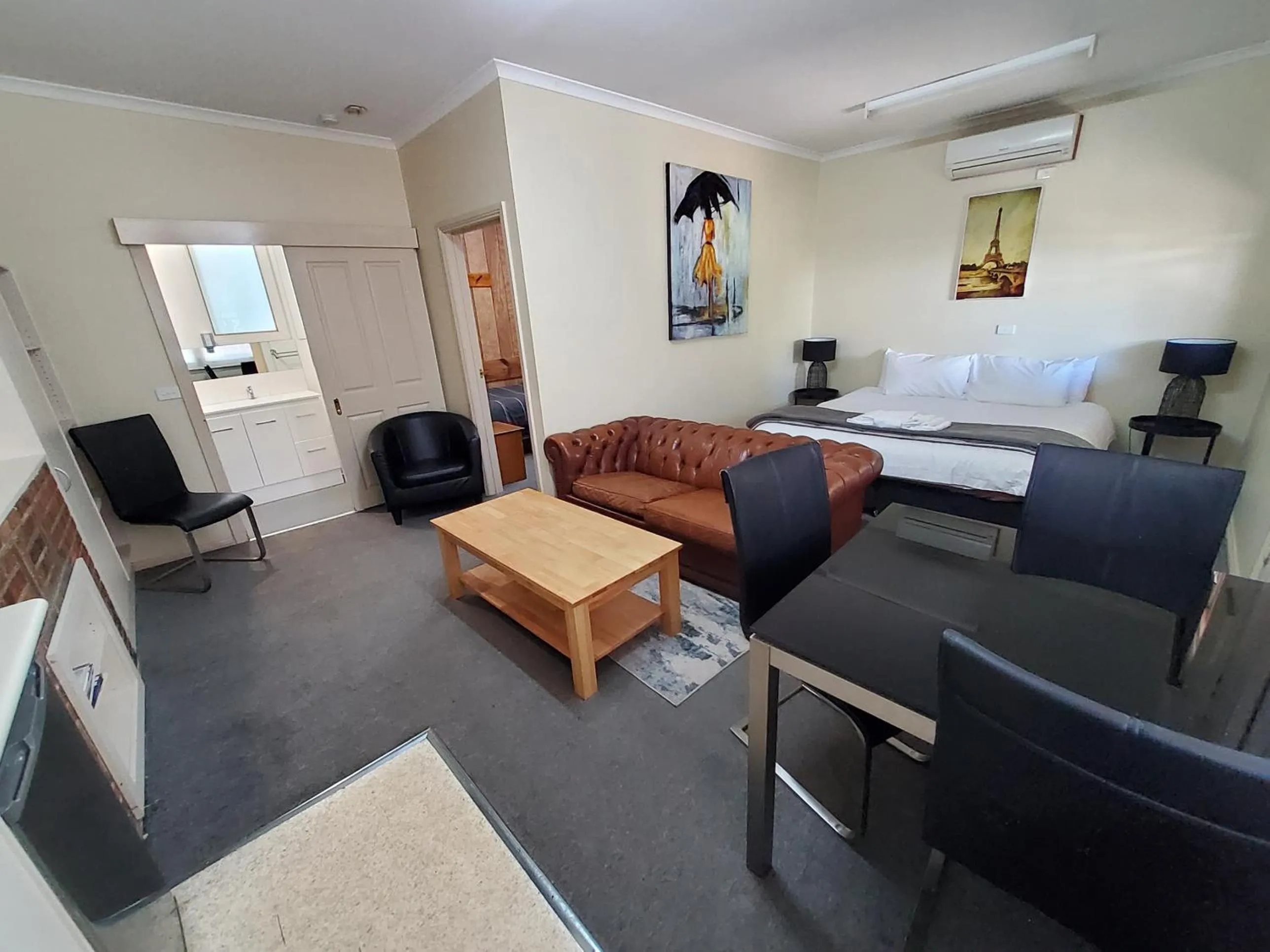 Living room, Bed in Coach House Inn