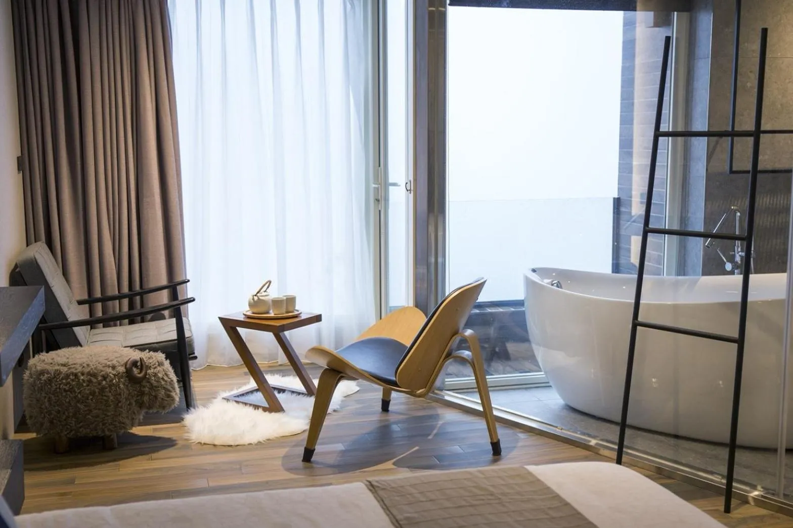 Seating area, Bed in Something Easy Inn