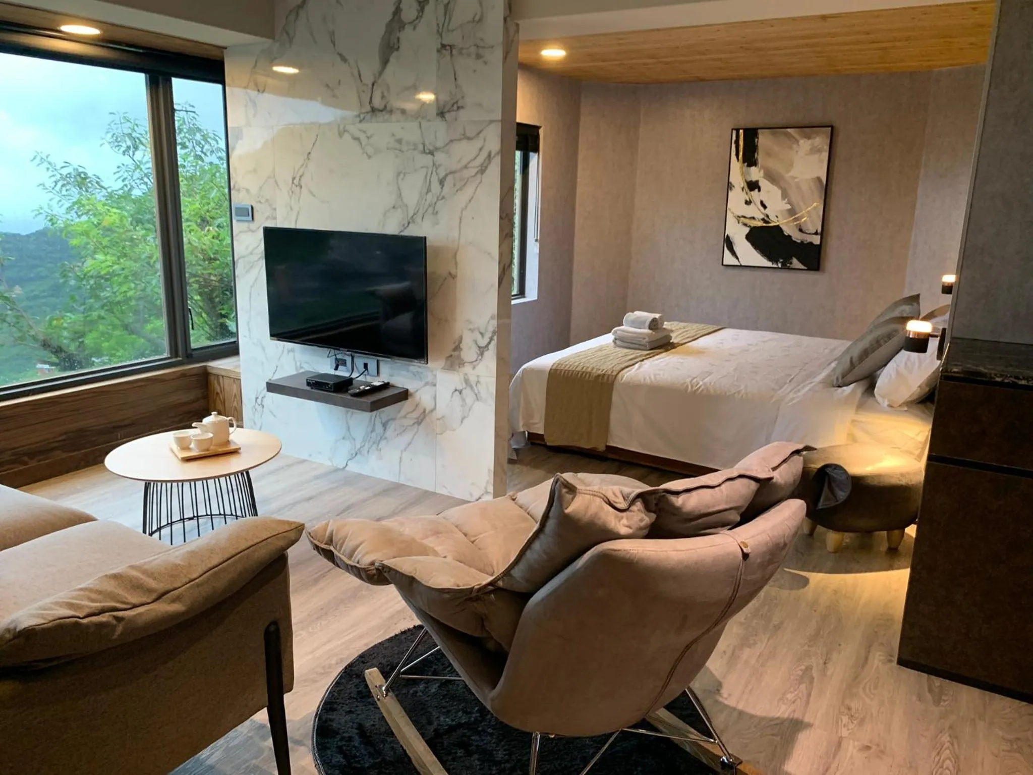 TV and multimedia in Something Easy Inn