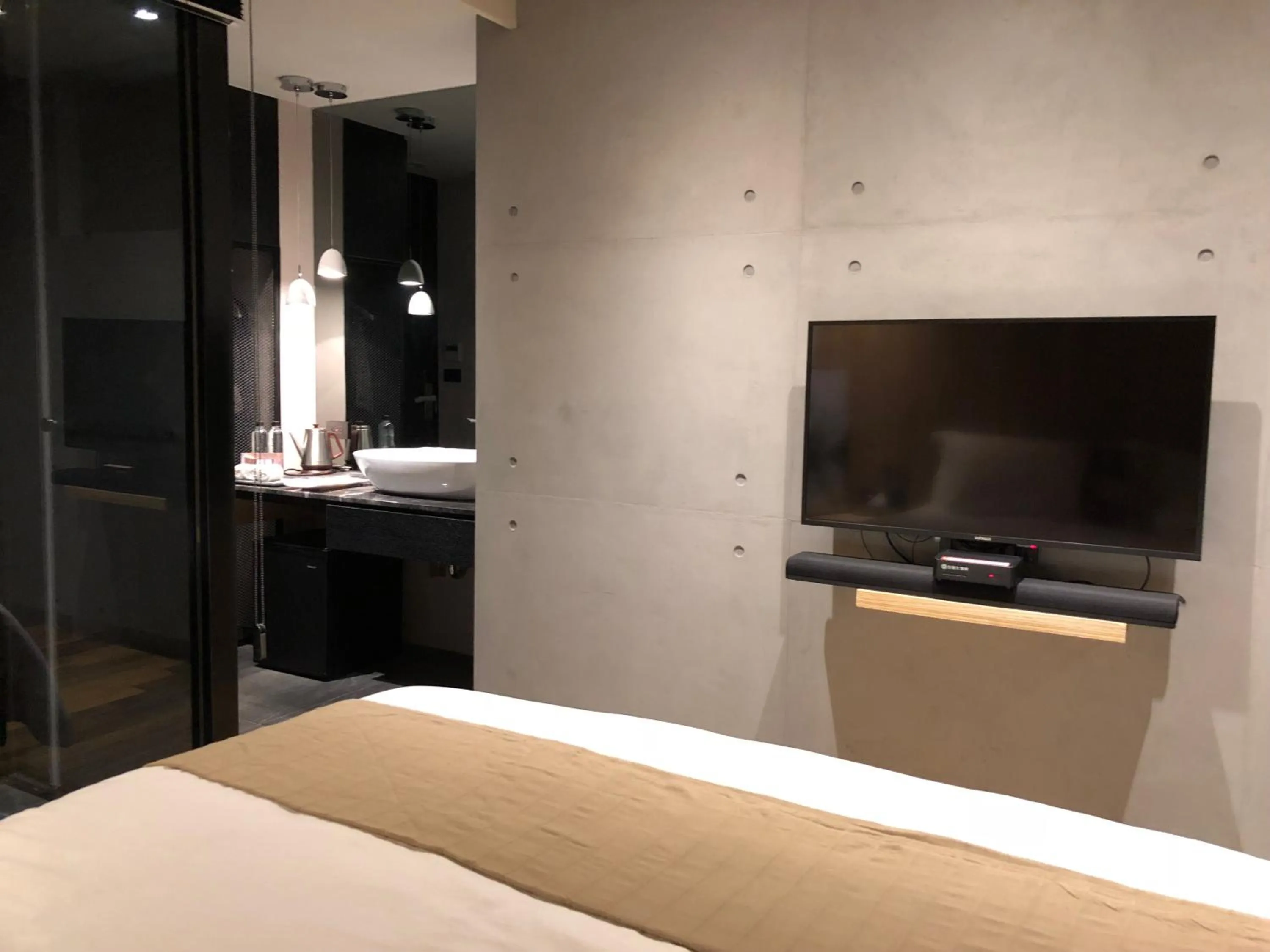 TV and multimedia, Bed in Something Easy Inn