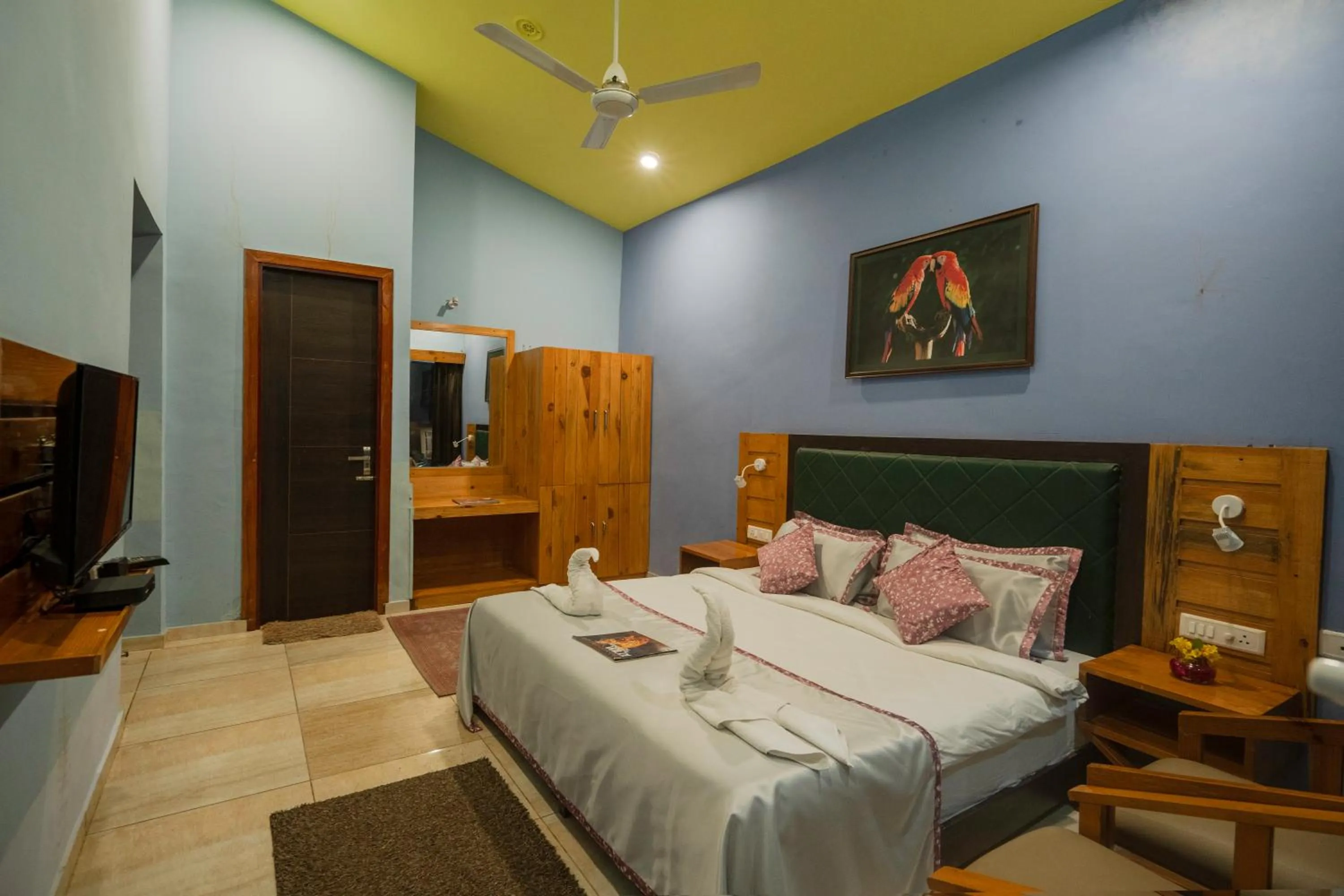 Communal lounge/ TV room, Bed in LaTigre Resort