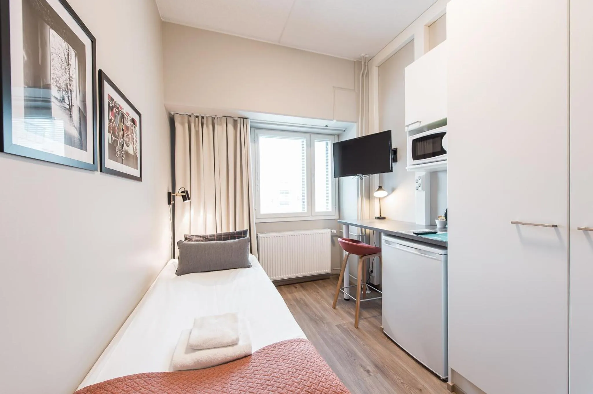 Kitchen or kitchenette, Bed in Forenom Aparthotel Espoo Leppävaara