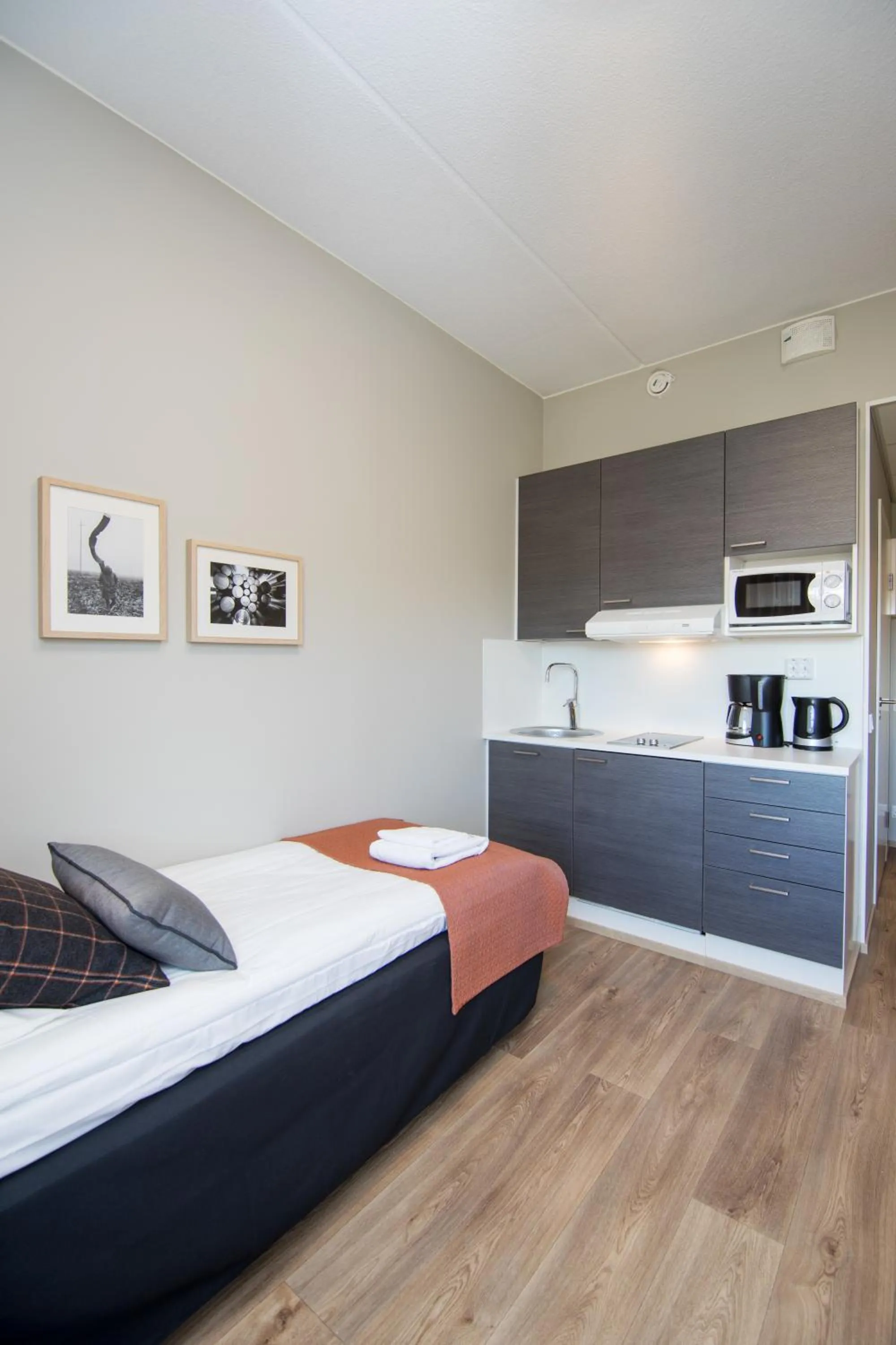 Kitchen or kitchenette, Bed in Forenom Aparthotel Espoo Leppävaara