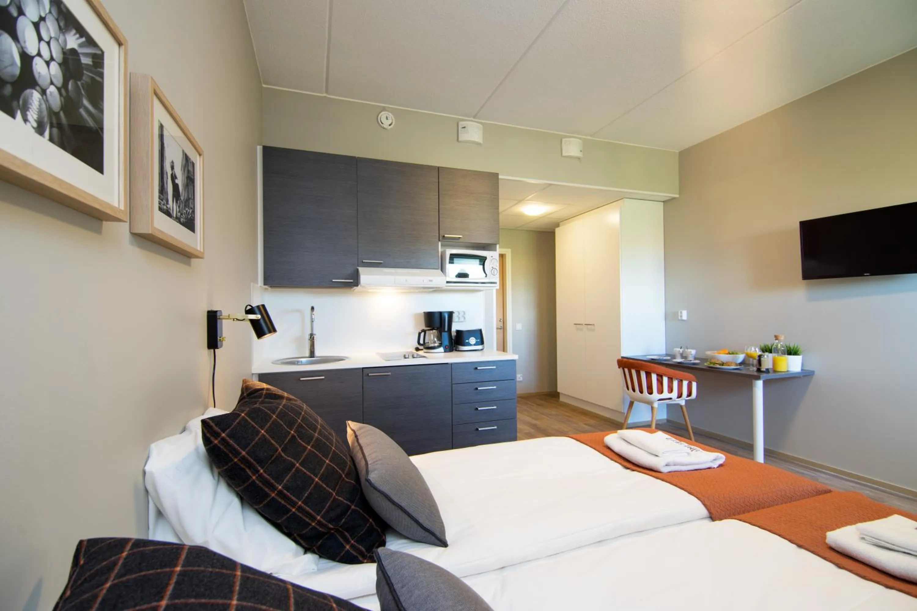 Kitchen or kitchenette, Bed in Forenom Aparthotel Espoo Leppävaara