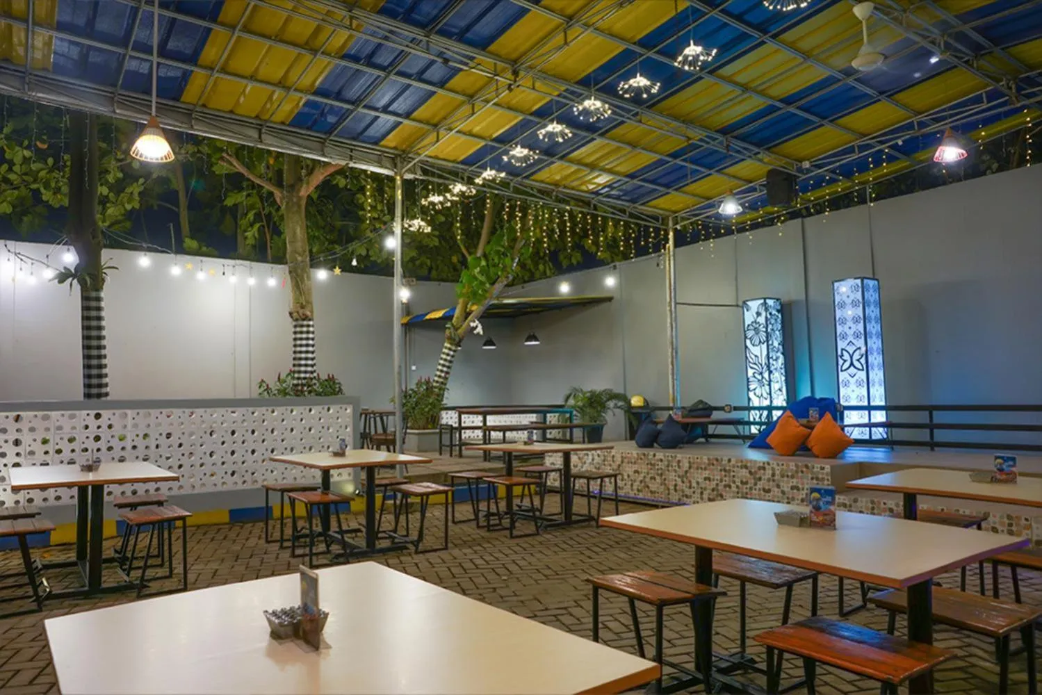 Restaurant/places to eat in BATIQA Hotel Palembang