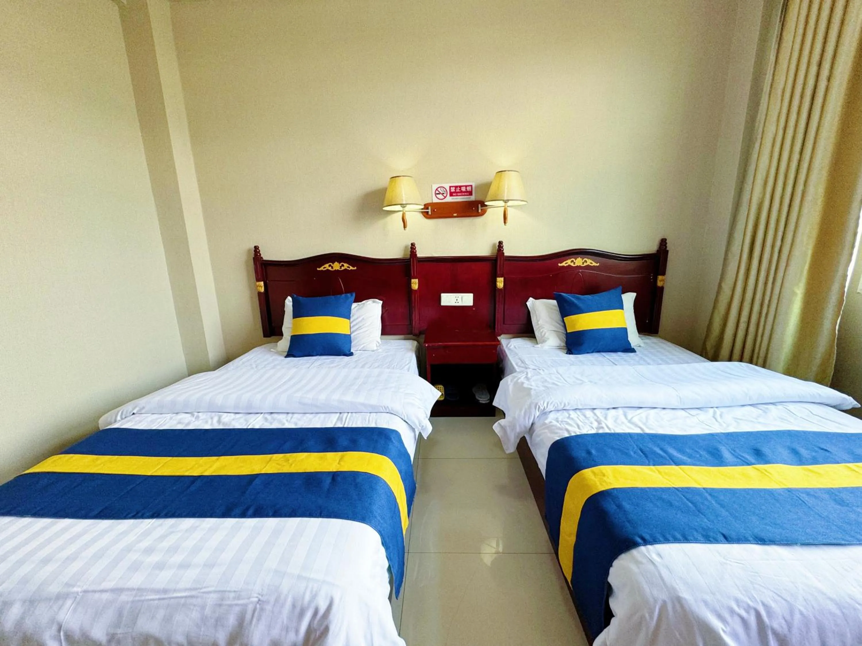 Photo of the whole room, Bed in XiShuangBanNa International Aerial Garden South of Mekong River Business Hotel 傣江南商务酒店