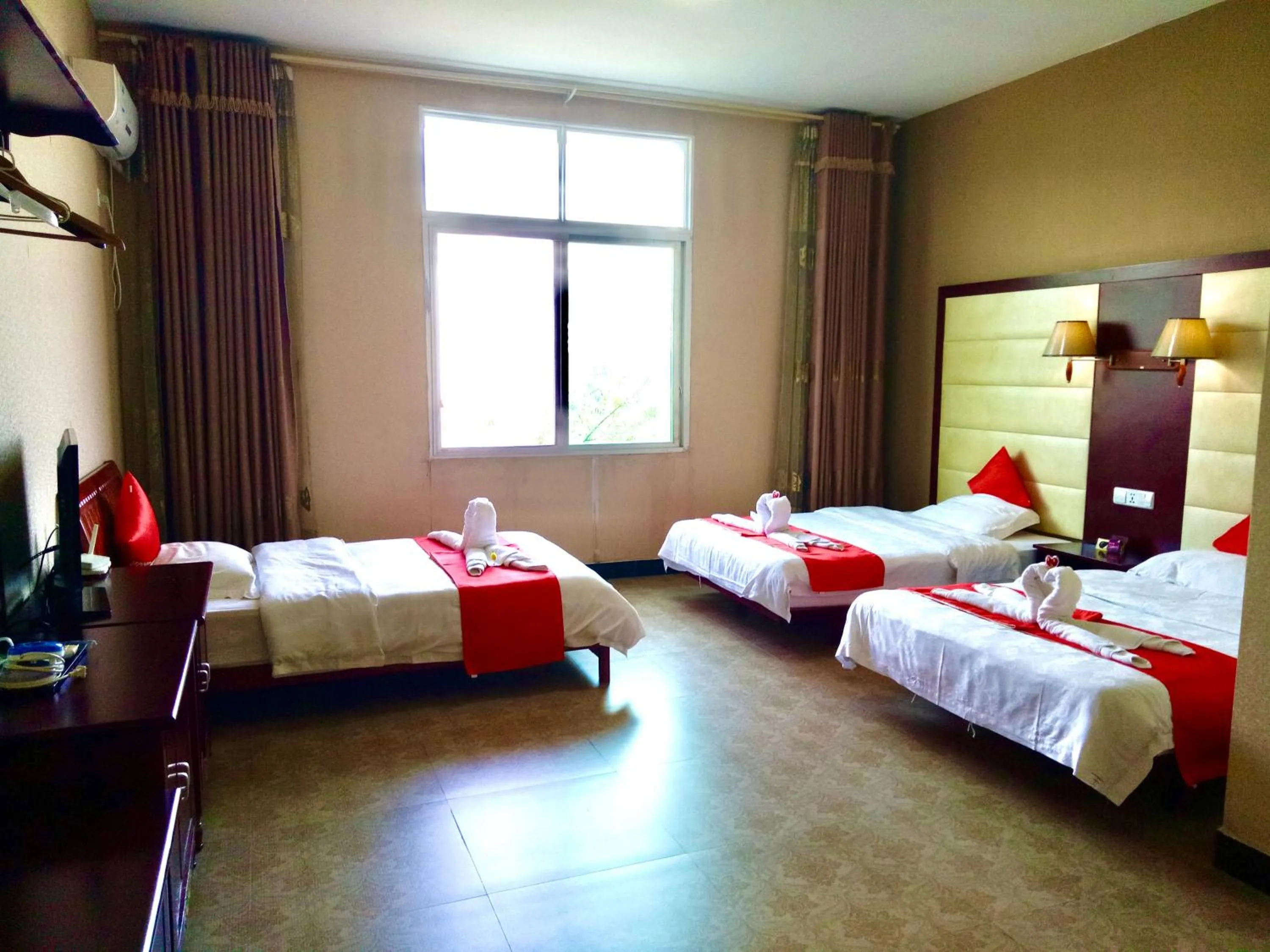 Bed in XiShuangBanNa International Aerial Garden South of Mekong River Business Hotel 傣江南商务酒店