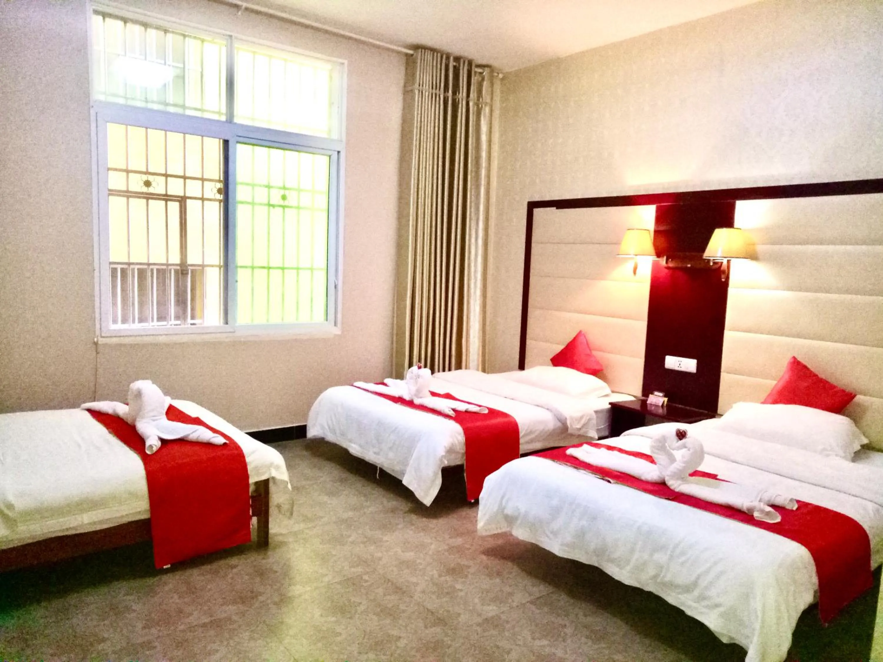 Bed in XiShuangBanNa International Aerial Garden South of Mekong River Business Hotel 傣江南商务酒店