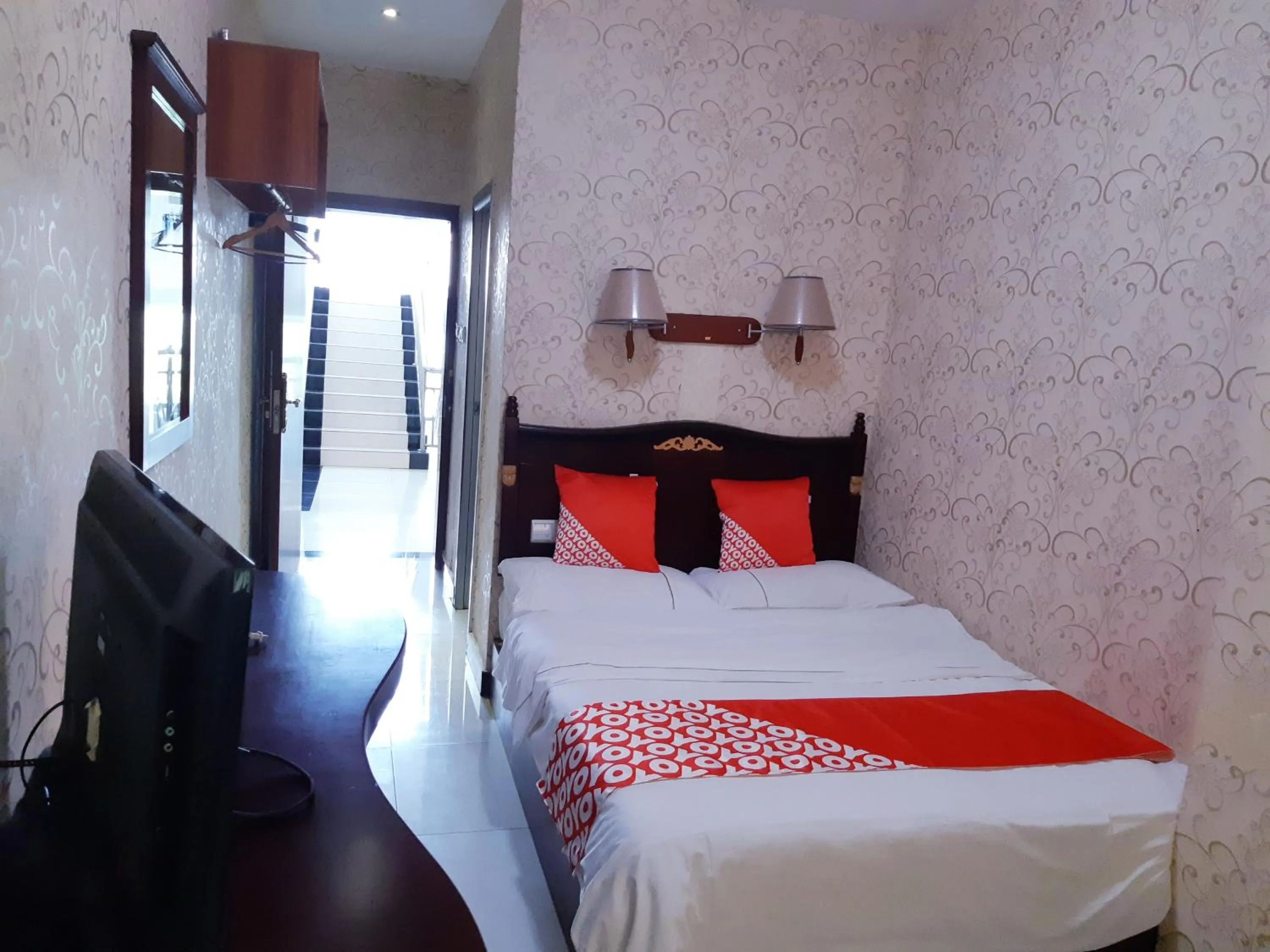 Bed in XiShuangBanNa International Aerial Garden South of Mekong River Business Hotel 傣江南商务酒店