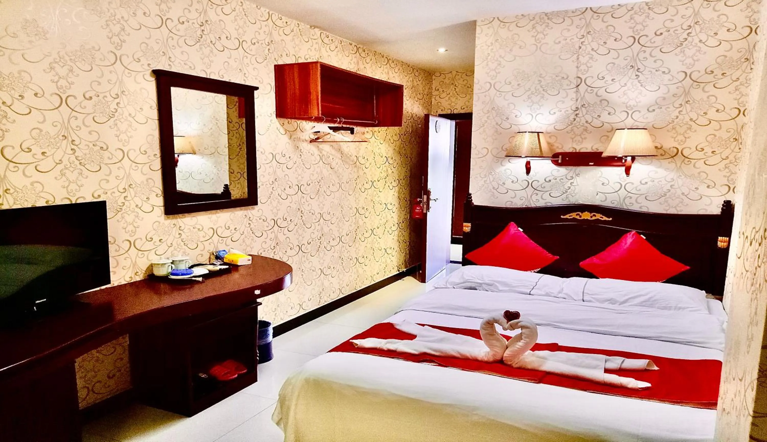 Bed in XiShuangBanNa International Aerial Garden South of Mekong River Business Hotel 傣江南商务酒店